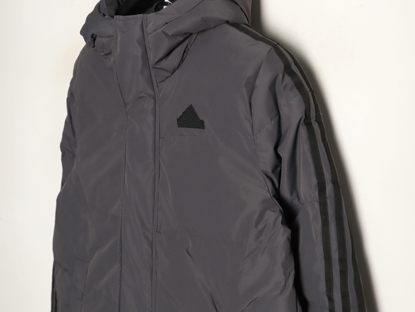 Adidas 阿迪達斯 三條槓保暖專櫃長款落肩款羽絨服
明星同款阿迪羽絨服 adidas 休閒舒適保暖長款羽絨服 男女同款  面料採用原版定制防水防靜電布料 內里採用尼龍雙層封禁設計 過膝長款設計超級保暖 分區填充300克標準80白鴨絨 蓬松度超好 輕便不厚重 拉鍊帶有定制logo 袖子側邊經典三條槓 內里配備口袋 胸前刺繡硅膠小標 清晰立體又飽滿 袖口鬆緊設計更加防風保暖 下擺按扣設計可隨意調節 方便戶外行動 寬松的版型不挑人 穿上就是行走的棉被 絲毫不懼寒冬 
L SIZE:S-XL