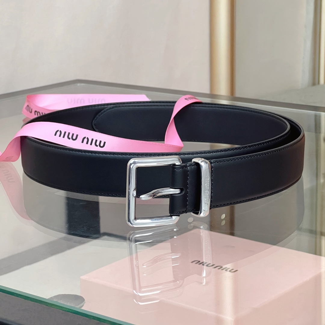 這款皮革腰帶設計簡約而優雅，腰帶環伴以Miu Miu徽標。雙面進口小牛皮 金屬搭扣 腰帶環飾激光雕刻徽標
寬度: 3.5cm
