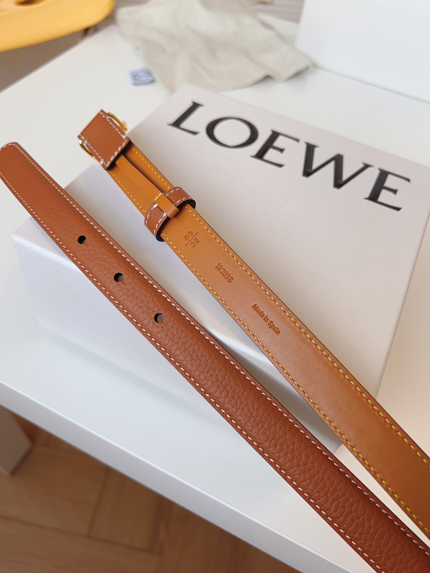 
Loewe 羅意威 經典粒面小牛皮，極簡風格的搭配，腰帶早已不是勒緊褲腰的工具，而是提升衣品，畫龍點睛的飾品；此款腰帶易搭配服飾。皮帶寬度：2.0cm