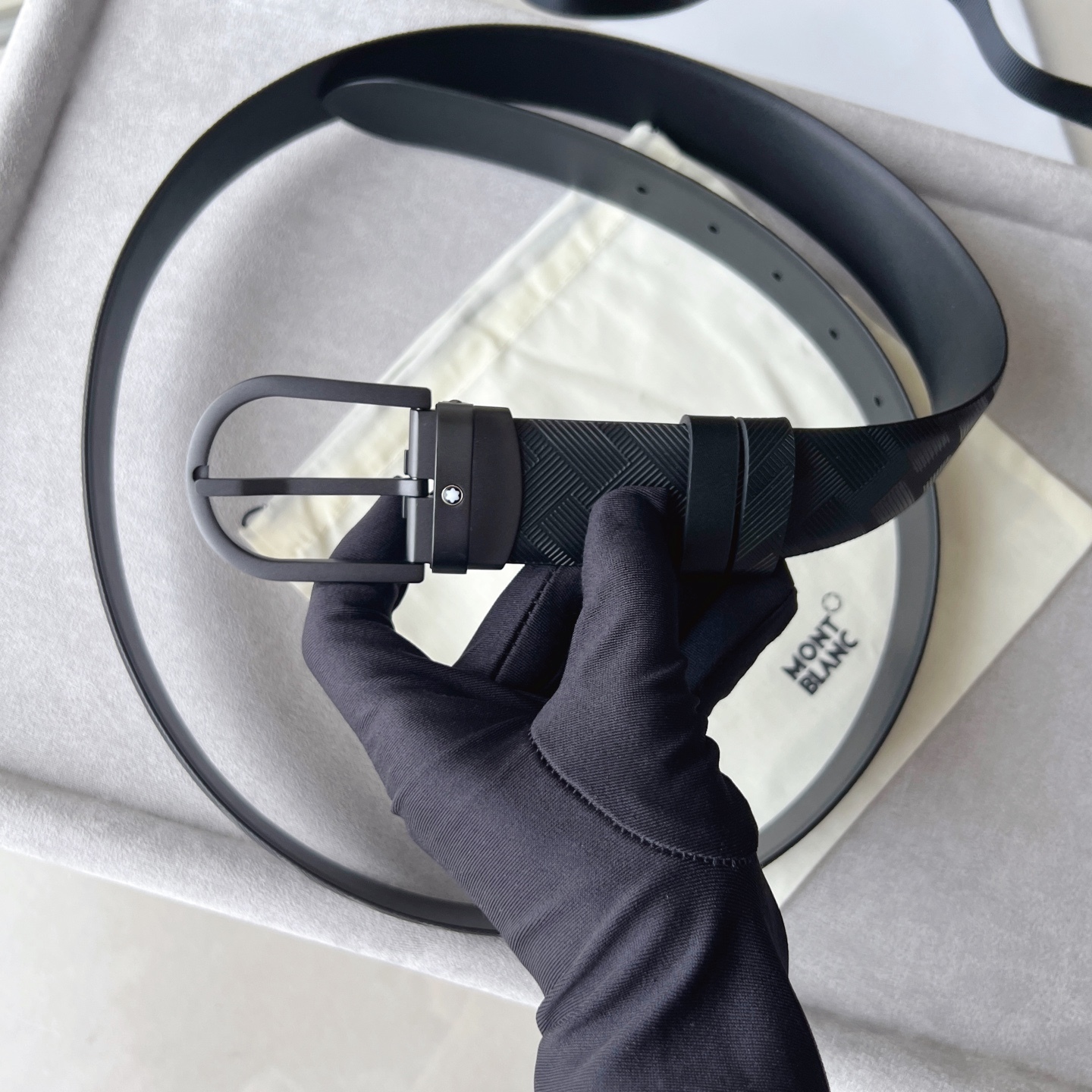 風尚系列馬蹄形帶扣經典黑腰帶 35毫米
作為所有造型的可靠伴侶，這款3.5cm腰帶採用醒目的萬寶龍風尚3.0印花皮革製成，搭配黑色馬蹄形帶扣，飾以橡膠塗層和精美的萬寶龍品牌六角白星標識。黑色萬寶龍風尚牛皮 皮革圖案 帶扣飾有萬寶龍品牌六 白星標識 搭扣裝置 易開啓裝置，可調節皮帶長度 主要顏色
黑色
搭扣類型
針扣式表扣