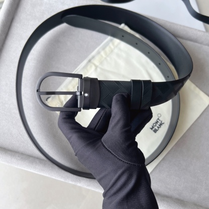 風尚系列馬蹄形帶扣經典黑腰帶 35毫米
作為所有造型的可靠伴侶，這款3.5cm腰帶採用醒目的萬寶龍風尚3.0印花皮革製成，搭配黑色馬蹄形帶扣，飾以橡膠塗層和精美的萬寶龍品牌六角白星標識。黑色萬寶龍風尚牛皮 皮革圖案 帶扣飾有萬寶龍品牌六 白星標識 搭扣裝置 易開啓裝置，可調節皮帶長度 主要顏色
黑色
搭扣類型
針扣式表扣