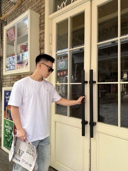 🔝SAINT LAURENT聖羅蘭SLP 小標純色徽標短袖T恤
正品購入開發，50支雙股精品賽爾棉170克，1*1拉架羅紋280克，進口刺繡，面料酵洗，定制1：1商標，寬松版型
B Size：S-XL