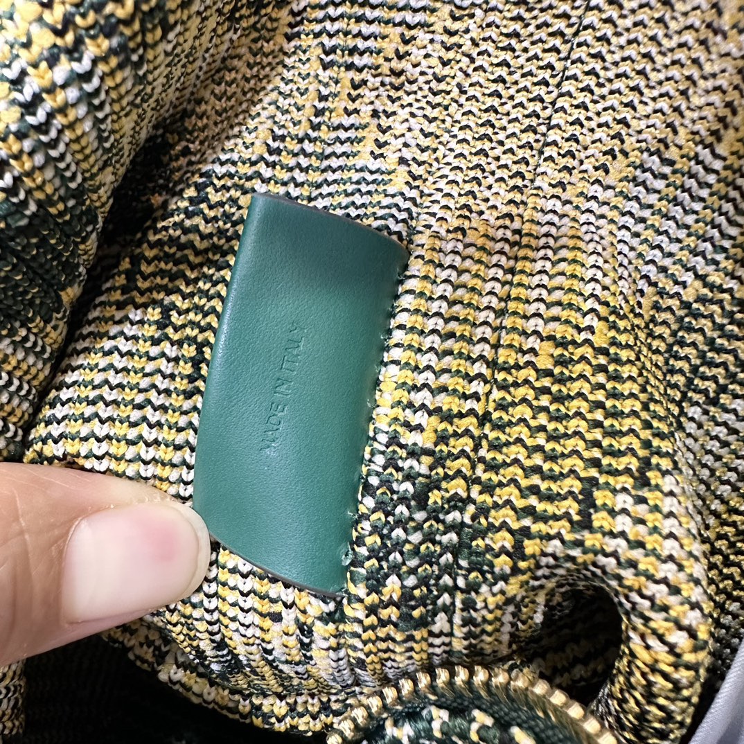 迷你鏈條版Peg手拿包全新mini
新增可拆卸金屬鏈條 實用性更強
尺寸16×10× 26cm.
