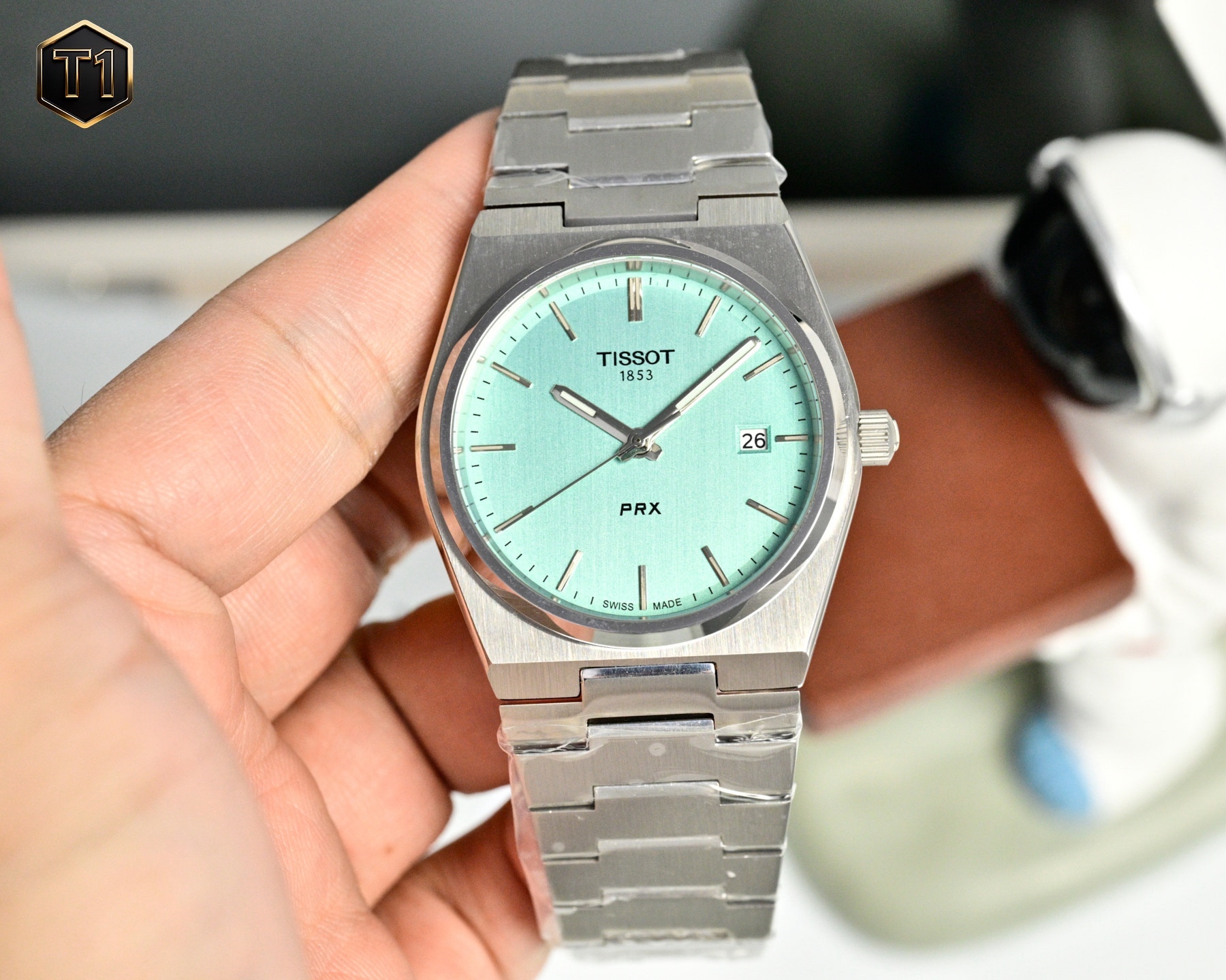 原單品質 天梭（TISSOT）PRX系列  T137.410.11.031.00 復古時尚 商務男士石英腕表火爆登場  ❤️❤️
憑借disco 風格設計 此系列腕表打破了復古與潮流的界限，將上世紀70年代情懷融於現代時尚，重塑時代經典魅力，時刻驚艷在線。秉持創新源於傳統的品牌理念，為其配了酒桶型表殼，配備了“一體式精鋼錶鏈”（融錶鏈，表耳，表殼於一體）。方寸之間卻有匠心獨運，天梭攜手復刻經典力作，呈現1911年腕表造型設計，這一刻，著古潮今。搭載瑞士石英機芯，藍寶石玻璃，316瑞士鋼，100米深度防