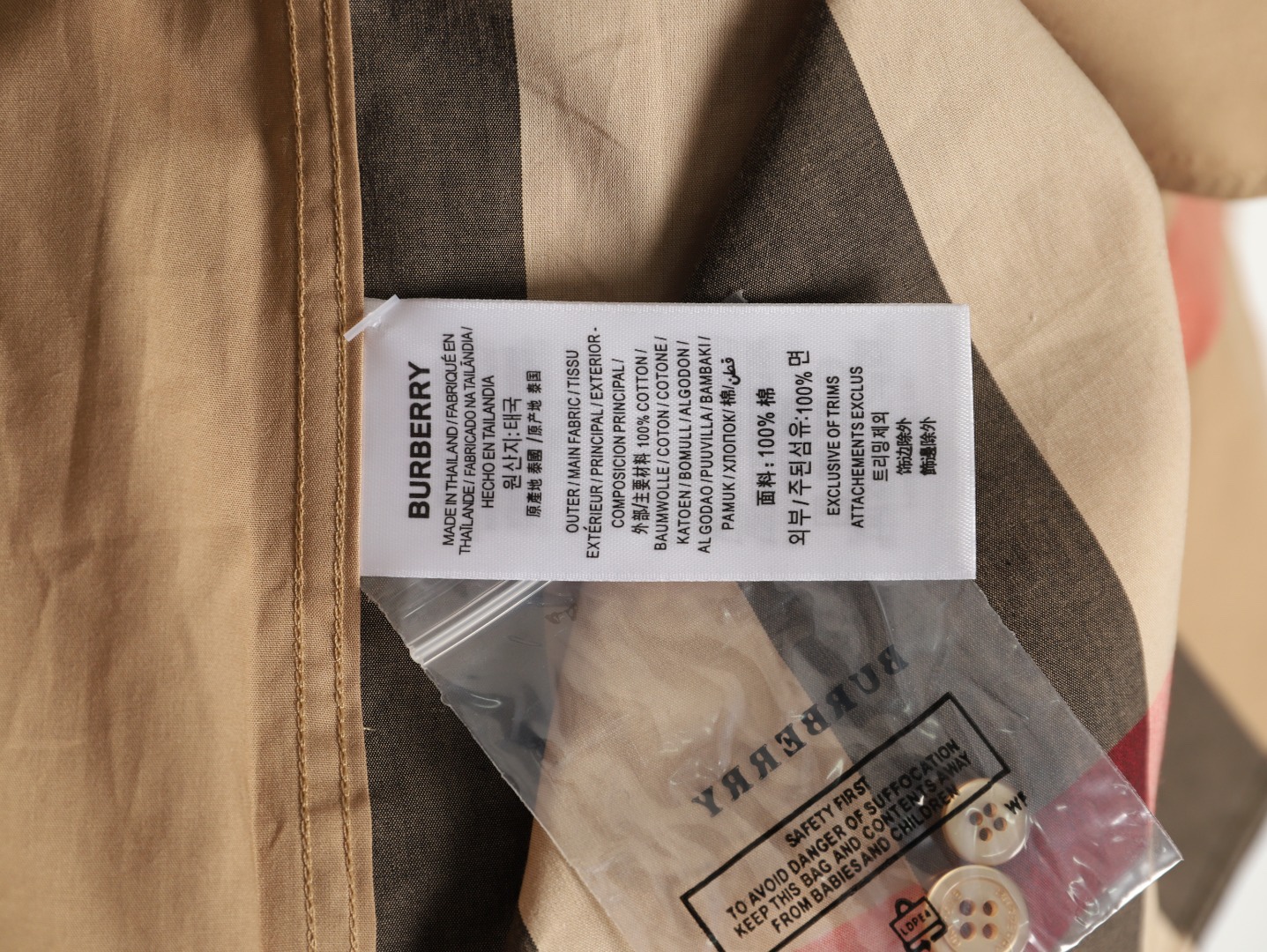 Burberry/巴寶莉 經典大格紋棉質襯衫
定制原版一致80支精梳棉單線紗，紗線全部訂染，最終確定織法，
無論是格型大小線條粗細均達到Y版水平並且布料沒有尾斜現象，
紅外線裁剪對條對格單件裁，保證大貨品質，
定制塔羅貝油封噴漆扣子自然發亮（不同市場版都是樹脂扣），裁片、領子坐領 門邊 袖口 部位加了燙薄，
全部要對格對位出成品，紅外激光定位對格取位，
每個獨立的尺碼都是定位裁片，前幅，口袋，袖子等部位都是對格對位的，
工序複製，費時費料，經典簡單氣質不失大牌，面料上身舒適柔軟卻又挺括有型，
