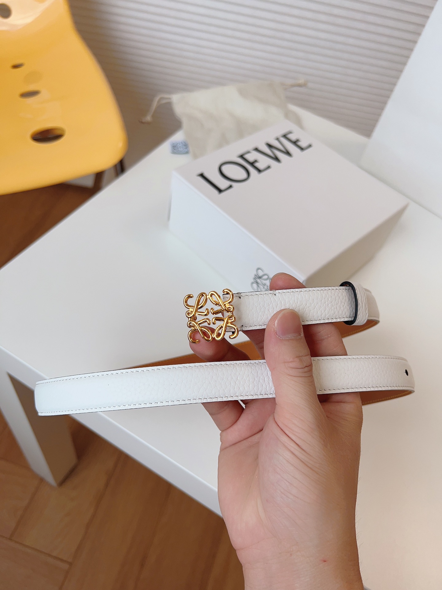 
Loewe 羅意威 經典粒面小牛皮，極簡風格的搭配，腰帶早已不是勒緊褲腰的工具，而是提升衣品，畫龍點睛的飾品；此款腰帶易搭配服飾。皮帶寬度：2.0cm