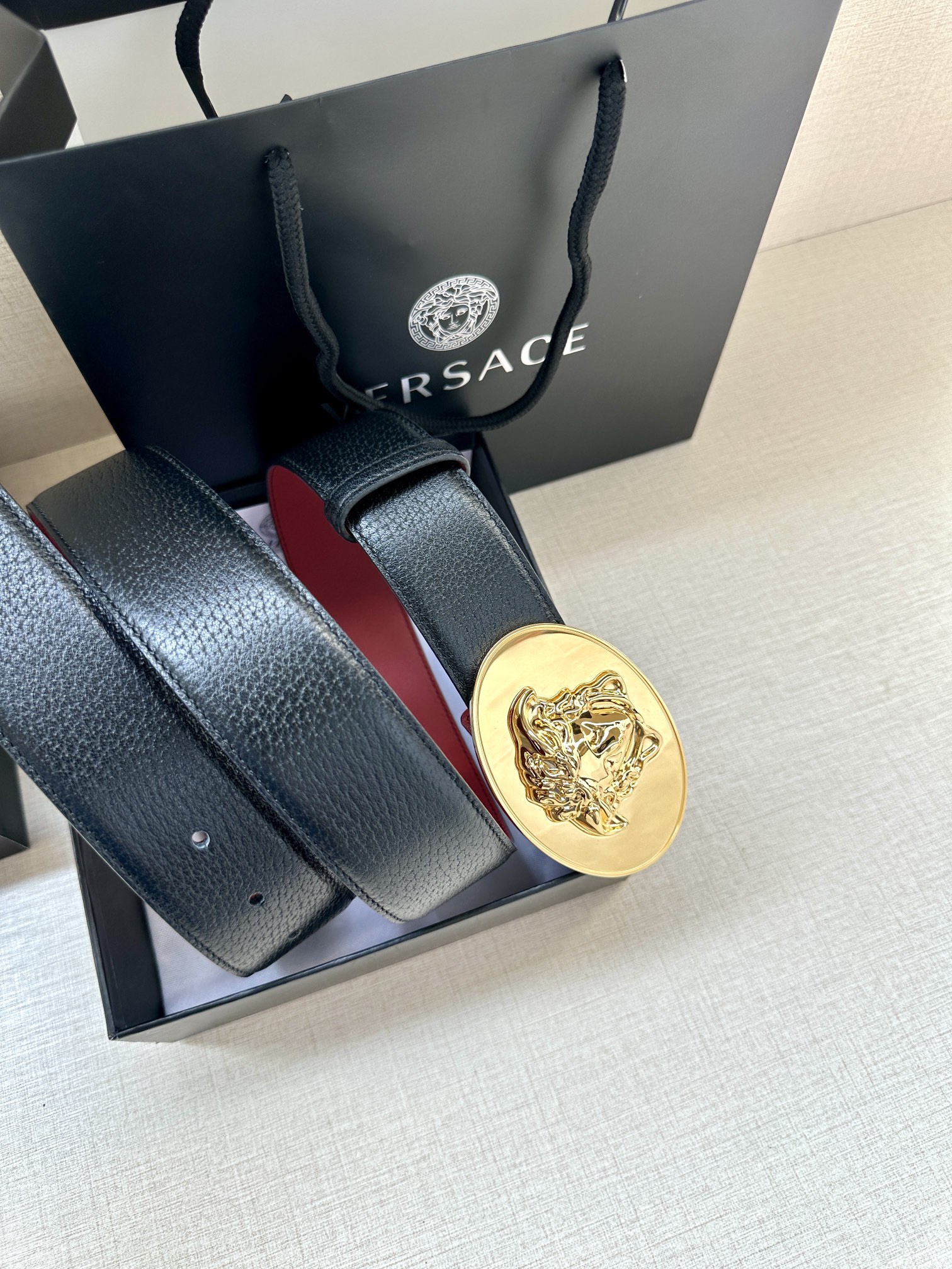 寬度：4.0cm （範思哲） 此款橢圓五金配件、腰帶飾有標誌性的Versace美杜莎頭像扣，彰顯品牌格調。是一款精美的衣櫥必備單品。