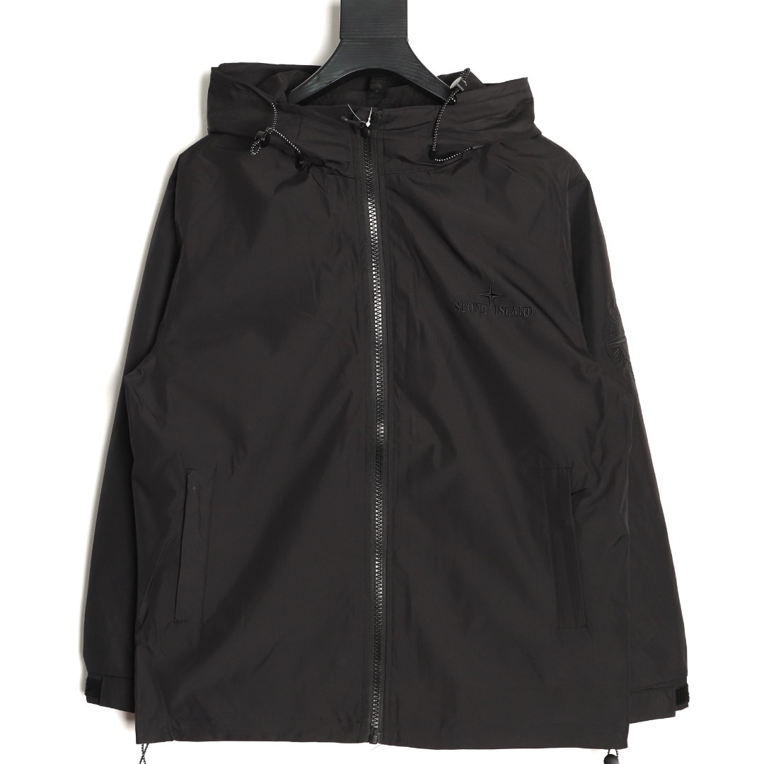 Stone Island/石頭島 24ss 手臂刺繡羅盤衝鋒衣外套
石頭島春季最熱單品 超級吸睛的一款衝鋒衣外套 一眼就能愛上 採用梭織防風防水面料 手感細膩順滑 寬松連帽的版型  水洗標一應俱全 細節滿滿的一款衝鋒衣 大廠代工 品質可靠 

-略帶復古感的機能衝鋒衣 城市徒步 戶外穿行都很出挑 男女都可以駕馭的一款潮流單品 
Color：黑色
A Size：S-XXL