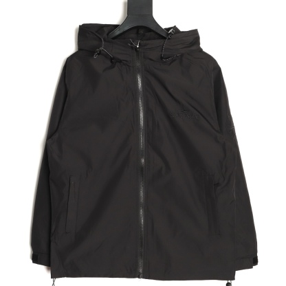 Stone Island/石頭島 24ss 手臂刺繡羅盤衝鋒衣外套
石頭島春季最熱單品 超級吸睛的一款衝鋒衣外套 一眼就能愛上 採用梭織防風防水面料 手感細膩順滑 寬松連帽的版型  水洗標一應俱全 細節滿滿的一款衝鋒衣 大廠代工 品質可靠 

-略帶復古感的機能衝鋒衣 城市徒步 戶外穿行都很出挑 男女都可以駕馭的一款潮流單品 
Color：黑色
A Size：S-XXL