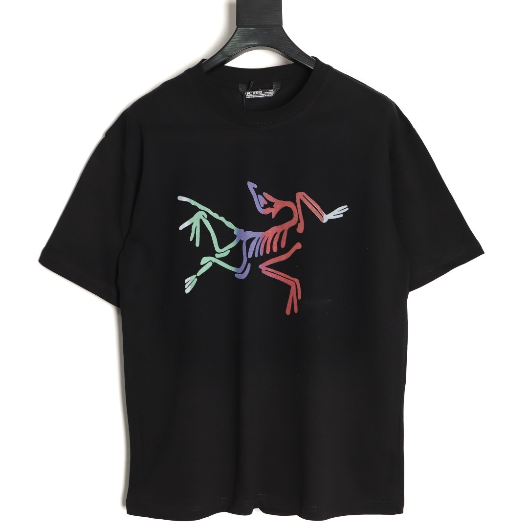 Ayc`Teryx  始祖鳥 字母LOGO彩繪漸變短袖
高端32s雙紗280克面料
重磅面料 定制拉架羅紋同缸同染 三標齊全 男女同款 
T 尺碼：S M L