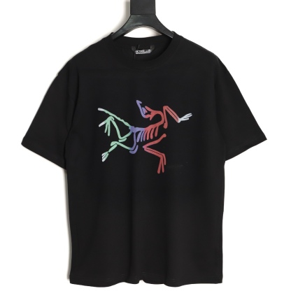 Ayc`Teryx  始祖鳥 字母LOGO彩繪漸變短袖
高端32s雙紗280克面料
重磅面料 定制拉架羅紋同缸同染 三標齊全 男女同款 
T 尺碼：S M L