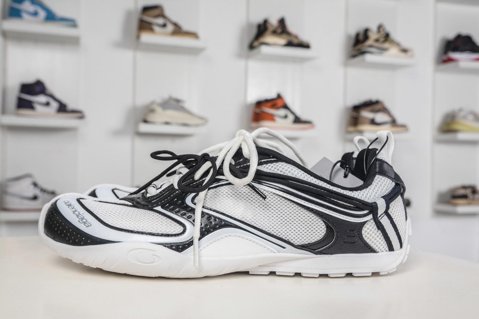 Balenciaga巴黎世家 25代 Radar 圓頭系帶 做舊效果 巴黎新款 
貨號：865703 WSTE0 9010
尺碼：35 36 37 38 39 40 41 42 43 44 45