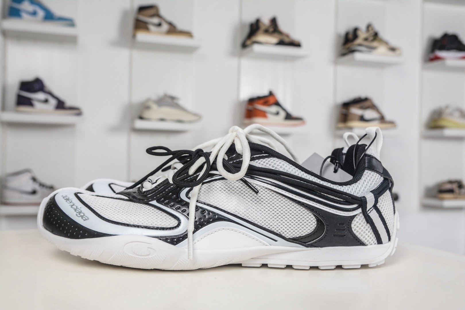 Balenciaga巴黎世家 25代 Radar 圓頭系帶 做舊效果 巴黎新款 
貨號：865703 WSTE0 9010
尺碼：35 36 37 38 39 40 41 42 43 44 45