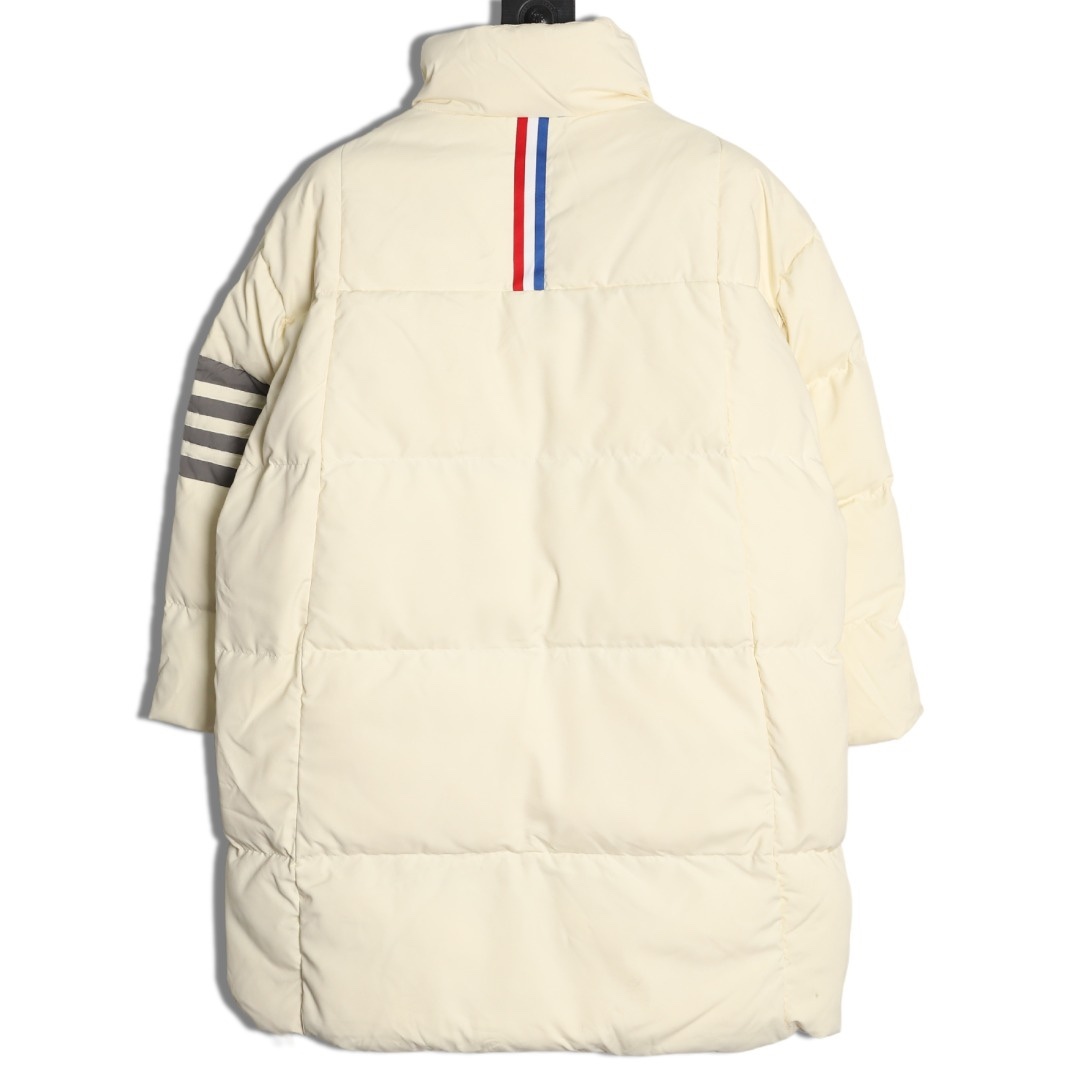 THOM BROWNE/湯姆布朗TB 四槓小狗長款羽絨服
採用進口90鴨絨填充 內外里加雙層內膽不會跑毛 高密度防風抗寒功能性面料 手感柔軟舒適  工藝更是精湛 嚴防鑽絨 採用國際先進的真空充絨技術 增加空氣隔層 不損傷羽線 能保持羽原有的柔軟性、彈性及手感 將羽絨的保暖性發揮到最佳！
N Size：S-M