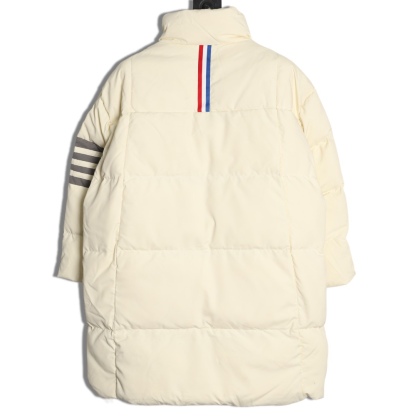 THOM BROWNE/湯姆布朗TB 四槓小狗長款羽絨服
採用進口90鴨絨填充 內外里加雙層內膽不會跑毛 高密度防風抗寒功能性面料 手感柔軟舒適  工藝更是精湛 嚴防鑽絨 採用國際先進的真空充絨技術 增加空氣隔層 不損傷羽線 能保持羽原有的柔軟性、彈性及手感 將羽絨的保暖性發揮到最佳！
N Size：S-M