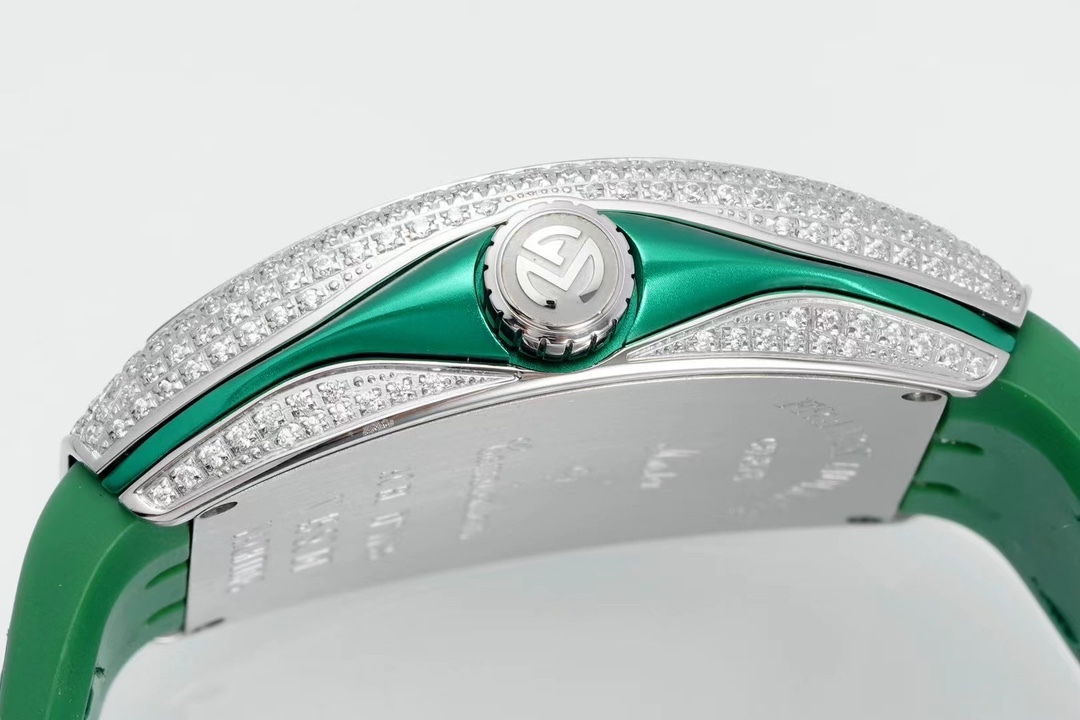 ABF最高品質 綠遊艇 新款到貨 Franck Muller 法蘭克穆勒 Vanguard Yachting V45遊艇系列 44x54 mm
1.表殼100%原版開模 特別是三明治結構表殼 中間內側 藍色的側槽和把頭位置凸出來的藍色耳位 更是使表殼的製作過程更加困難 然後歷時10個多月經過多次初版校對 終於研發製作成功 完全採用316精鋼製作 而非市場低成本的塑膠模具 
2.本版本V45綠色遊艇字面 真法郎字丁 都是採用原裝1：1高度的數字凹邊內法郎烤真丁 成本高 製作複雜 良品率低 字面下層有放大鏡