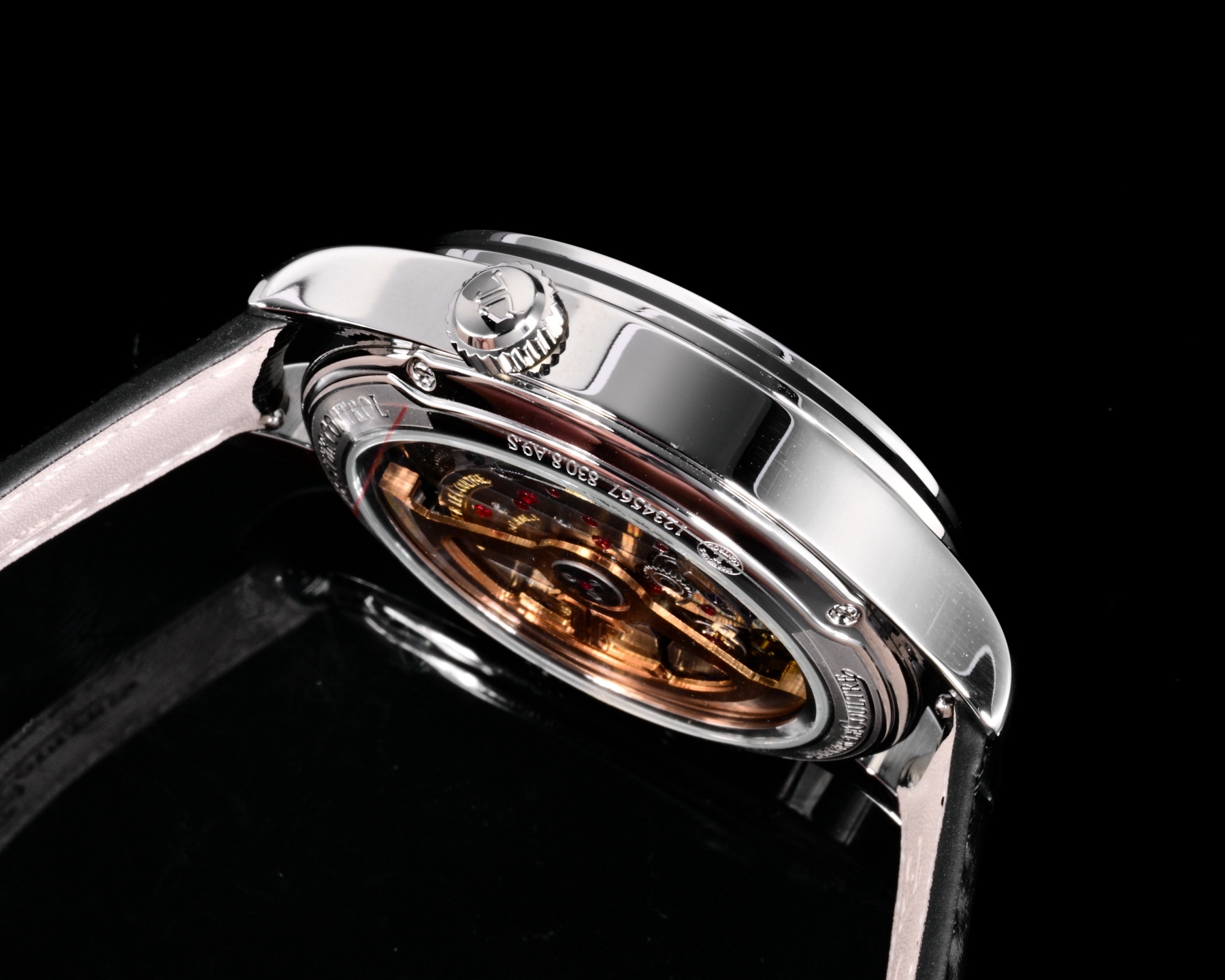 Factory出品
【市場最高版本】JL積家 各路大咖都叫它大醜 其實賦予的是極高贊美 論品味與外觀 在鐘錶界有著舉足輕重的地位 戴出去怎麼都是長臉 各種彰顯品味 Master 地理學家大師系列 Q1428421 復刻版全新升級 多功能腕表 升級Cal.939A機芯 打磨效果更近原裝 升級軸 自動陀為玫金邊 字面紋路清晰 功能：日期顯示 雙時區 動力儲備顯示 316L精鋼  直徑42mm  原裝折疊扣！V+ Factory匠心之作 值得你擁有！