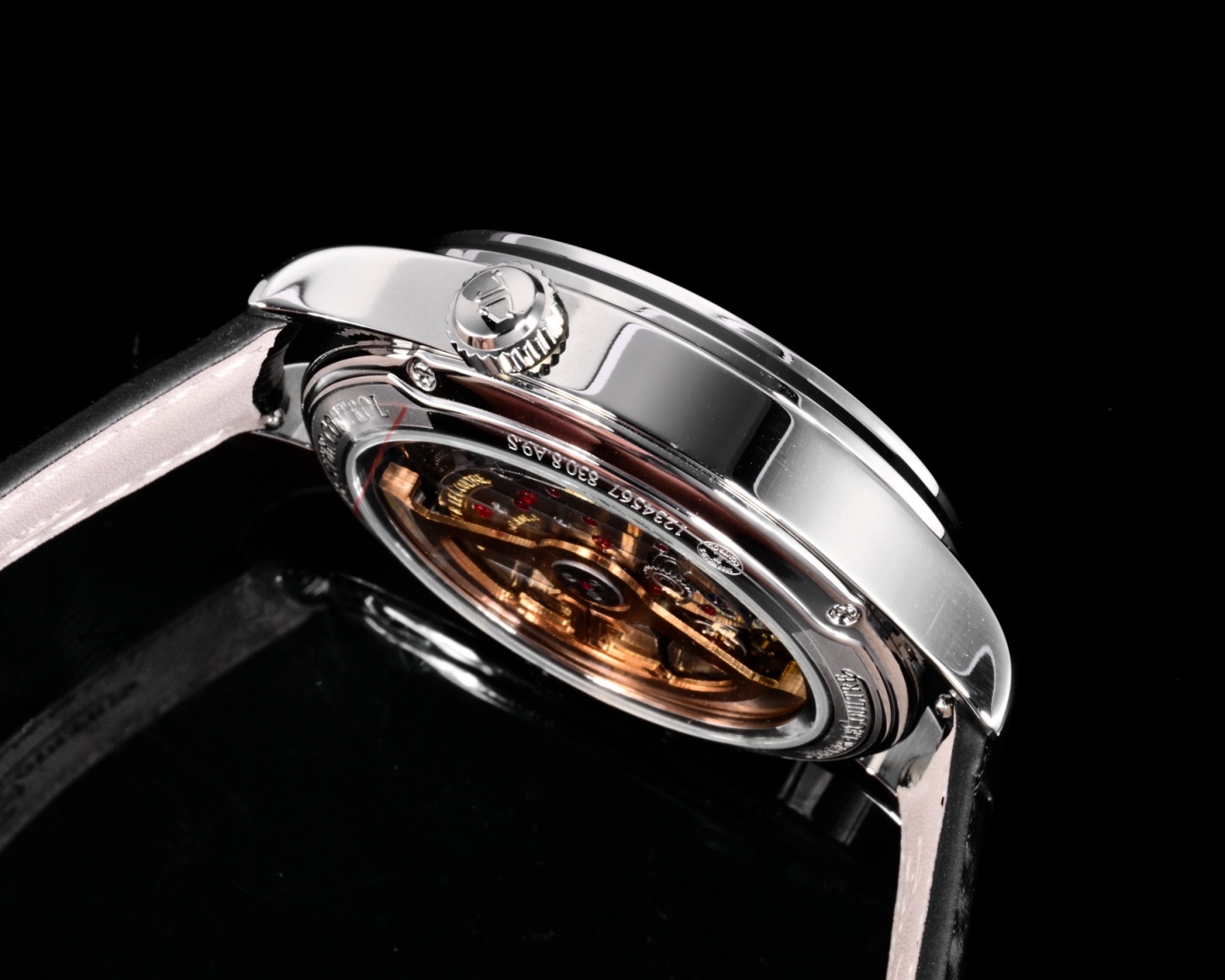 Factory出品
【市場最高版本】JL積家 各路大咖都叫它大醜 其實賦予的是極高贊美 論品味與外觀 在鐘錶界有著舉足輕重的地位 戴出去怎麼都是長臉 各種彰顯品味 Master 地理學家大師系列 Q1428421 復刻版全新升級 多功能腕表 升級Cal.939A機芯 打磨效果更近原裝 升級軸 自動陀為玫金邊 字面紋路清晰 功能：日期顯示 雙時區 動力儲備顯示 316L精鋼  直徑42mm  原裝折疊扣！V+ Factory匠心之作 值得你擁有！