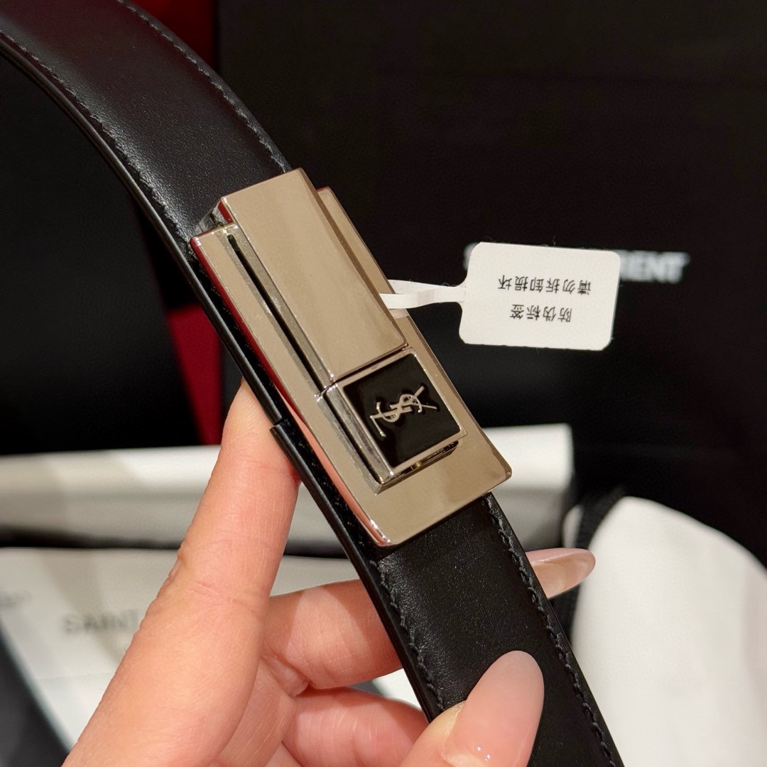 YSL頂級版復刻新寵腰帶
經典百搭款 搭配牛仔褲或者裙子都很好看 長短可調節 25mm寬 雙面進口小牛皮 精緻的真空鍍鈀搭扣飾有琺瑯字體效果