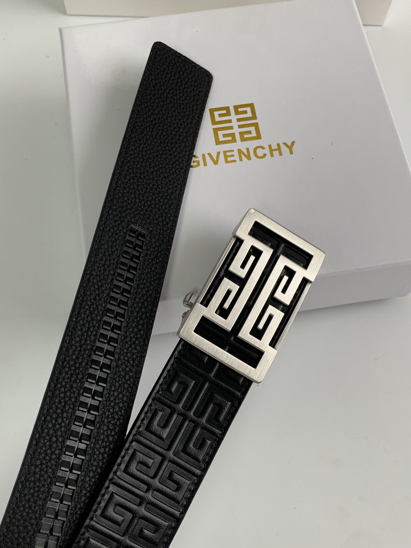 【紀梵希】新款男士 頭層小牛皮黑色壓花腰帶，內襯荔枝紋底，寬38毫米.搭配不鏽鋼經典4G自動扣.商務服裝造型的完美搭配。永恆經典！