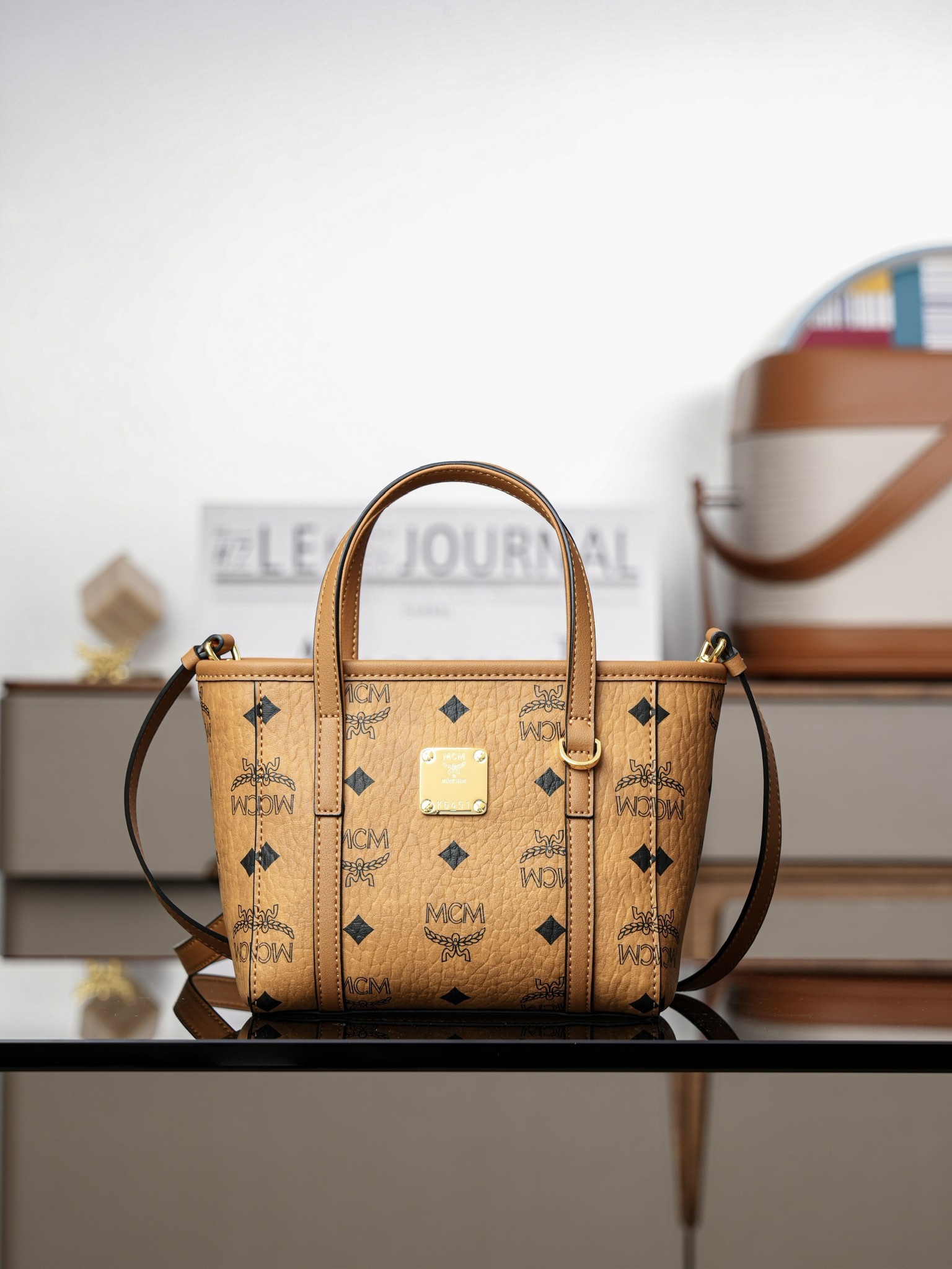 ®全新升級®官網同步
𝙈𝘾𝙈 𝙏𝙤𝙣𝙞 𝙓-𝙈𝙞𝙣𝙞
超迷你乾邑色#菜籃子

·CP獨家出品｜乾邑色
🉑️單肩🉑️斜挎 官網同步上新！
這款縮小版的Toni購物袋採用獨特的幾何設計，是一款小巧的隨身包袋。柔軟的皮革提手及可調節的皮革肩帶則可實現兩種攜帶方式。

型號：MWPFSMT03CO001
尺寸：16*9*14cm
肩帶：可調節100-126cm
開合：拉鍊式
顏色：乾邑色/Cognac🟫