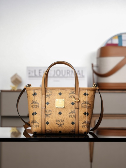 ®全新升級®官網同步
𝙈𝘾𝙈 𝙏𝙤𝙣𝙞 𝙓-𝙈𝙞𝙣𝙞
超迷你乾邑色#菜籃子

·CP獨家出品｜乾邑色
🉑️單肩🉑️斜挎 官網同步上新！
這款縮小版的Toni購物袋採用獨特的幾何設計，是一款小巧的隨身包袋。柔軟的皮革提手及可調節的皮革肩帶則可實現兩種攜帶方式。

型號：MWPFSMT03CO001
尺寸：16*9*14cm
肩帶：可調節100-126cm
開合：拉鍊式
顏色：乾邑色/Cognac🟫