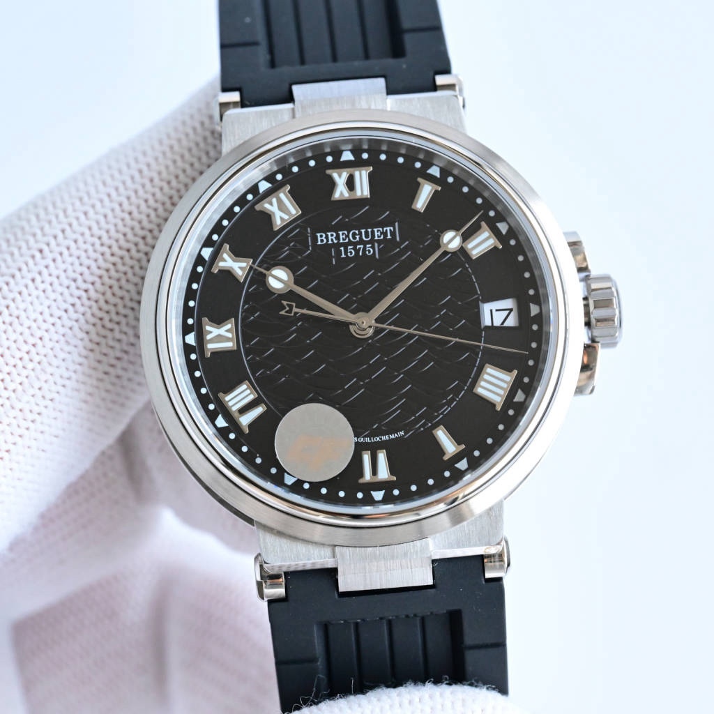 CF新品發佈會，寶璣-Breguet
航海MARINE航海系列5517款腕表，航海天文鐘的起源作品，“時計本是兵家利器”說的就是這款腕表，鐘錶界的巨作。工廠全面抄寫原裝數據，98%還原殼型字面，彰顯原裝優雅硬朗的氣質，原裝同款777A自動機械機芯，鐫刻獨立編號與寶璣先生簽名。直徑40毫米。正反均為藍寶石防刮玻璃，旋入式防水錶冠。實測防水深度100米。搭配飾有太陽放射紋錶盤，配裝進口天然橡膠錶帶，以零頭的價格給您帶來原裝超值體驗。