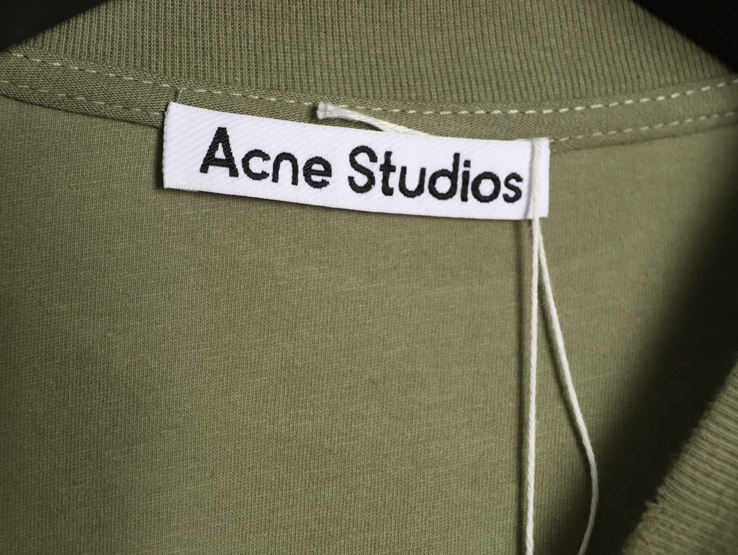 🔝Acne Studios 26SS 1996字母印花短袖T恤
面料是定制定染的32支220g原版雙紗棉，胚布經過高盂環保染色，裁大貨前還要進行高溫環縮水，降低縮水率的同時使得手感更柔軟舒適，印花方面必須五層膠漿，第一遍必須為進口打底漿，填平布料上極為細小的線洞，再由高溫床烤乾再劇頗色，採用油墨因熱平網印花，一共刷五層，每一層間隔為時間為30分鐘，才能保證出來的成品保持原版的質感，全套開發輔料
尺碼：S-XL