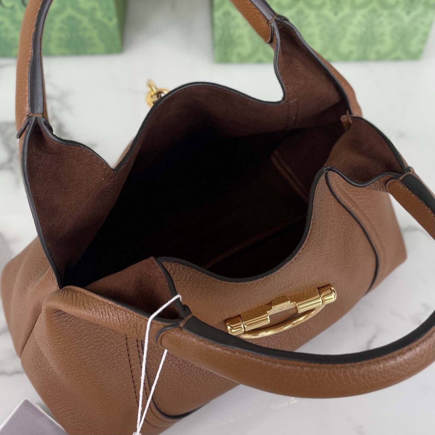Gucci Softbit系列小號肩背包，匠心融蘊半馬銜扣造型品牌經典馬術風格配件。提手高15釐米，磁扣開合，款號837467棕皮，尺寸27.5X21X16