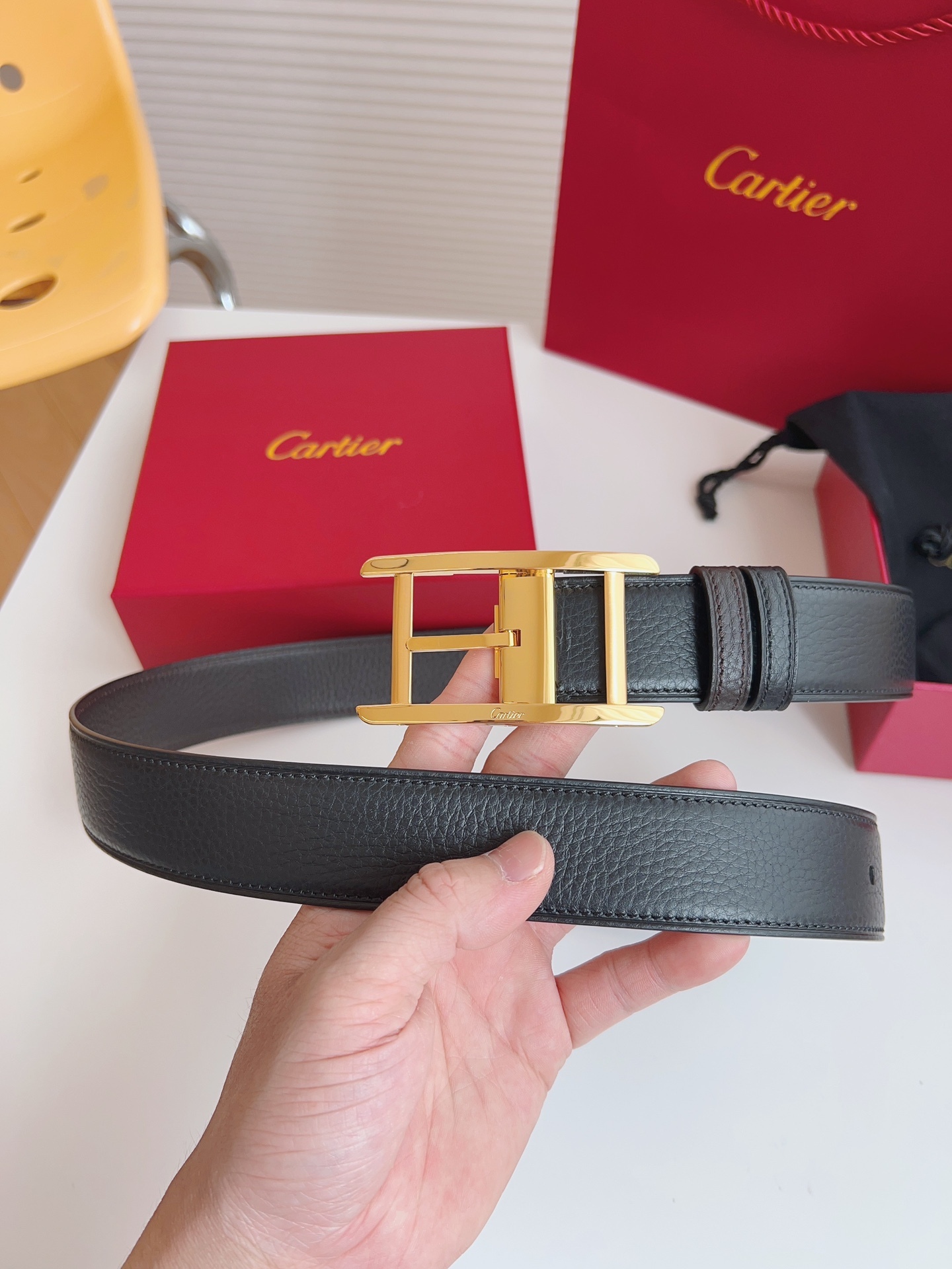
Cartier（卡地亞）憑借匠心傑作展現與眾不同的美感，融合精湛工藝與經典設計，演繹雋永風格；瀟灑不羈，果敢獨立！此款式易搭配服飾；休閒正裝兩相宜。皮帶寬度：35mm