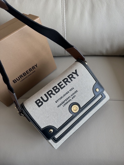 B家最新的寬肩帶斜跨包，選用進口牛皮與 Vintage 復古格紋打造，設有徽鐫標刻按扣。搭配拆可式背帶，點綴花提精紡的bur徽標。隨心變為換肩背包或手拿造包型。25 x 8.5 x 18cm🌟型號9061