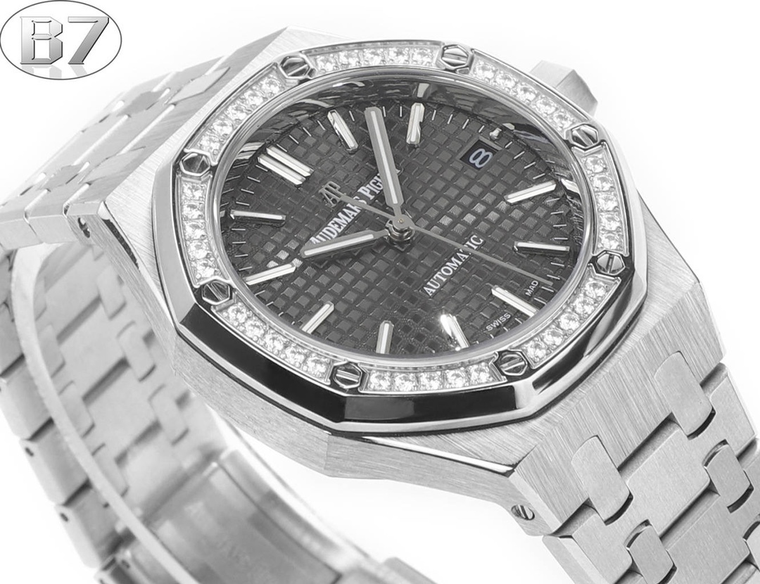 AP愛彼 女款愛彼皇家橡樹 剔除機芯甲板多餘部分，使之變得更加鏤空——成就鋼表巔峰—— 實力演繹 衛冕“鋼”王！【6大精妙之處】1.正品拆解開模，尺寸為37毫米與正品一致！2.完美還原正品表殼的每一處細節，盡顯正品“稜角分明 堅毅果敢”的陽剛氣質。3.鋼帶的做工無可挑剔，比市面上任何鋼帶表做工均要更上一層樓，鋼帶頭粒和表頭銜接的“緩衝帶”的鬆緊程度與正品一模一樣。4.自動陀的與原裝致敬，是市面唯一做到顏色於原裝一致的版本（市面一般版本均偏紅）其上的ap族徽雕刻獨一無二。