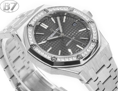 AP愛彼 女款愛彼皇家橡樹 剔除機芯甲板多餘部分，使之變得更加鏤空——成就鋼表巔峰—— 實力演繹 衛冕“鋼”王！【6大精妙之處】1.正品拆解開模，尺寸為37毫米與正品一致！2.完美還原正品表殼的每一處細節，盡顯正品“稜角分明 堅毅果敢”的陽剛氣質。3.鋼帶的做工無可挑剔，比市面上任何鋼帶表做工均要更上一層樓，鋼帶頭粒和表頭銜接的“緩衝帶”的鬆緊程度與正品一模一樣。4.自動陀的與原裝致敬，是市面唯一做到顏色於原裝一致的版本（市面一般版本均偏紅）其上的ap族徽雕刻獨一無二。