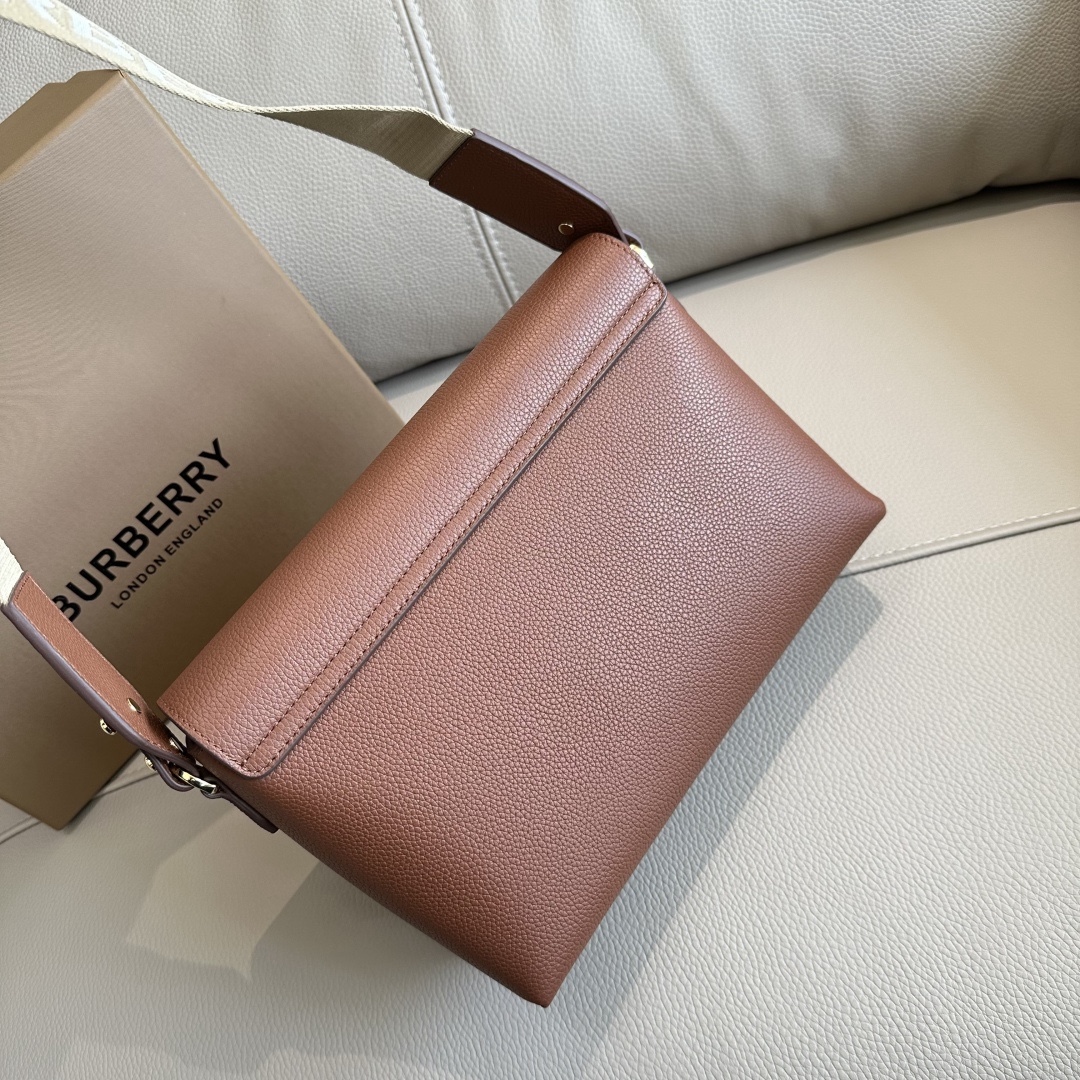 B家精巧字母寬肩帶斜跨包，選用粒紋皮革與 Vintage 復古格紋打造，設有徽鐫標刻按扣。搭配拆可式背帶，點綴花提精紡的品牌徽標。隨心變為換肩背包或手拿造包型。25 x 8.5 x 18cm🌟型號9061