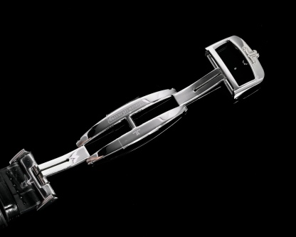 Factory出品
【市場最高版本】JL積家 各路大咖都叫它大醜 其實賦予的是極高贊美 論品味與外觀 在鐘錶界有著舉足輕重的地位 戴出去怎麼都是長臉 各種彰顯品味 Master 地理學家大師系列 Q1428421 復刻版全新升級 多功能腕表 升級Cal.939A機芯 打磨效果更近原裝 升級軸 自動陀為玫金邊 字面紋路清晰 功能：日期顯示 雙時區 動力儲備顯示 316L精鋼  直徑42mm  原裝折疊扣！V+ Factory匠心之作 值得你擁有！