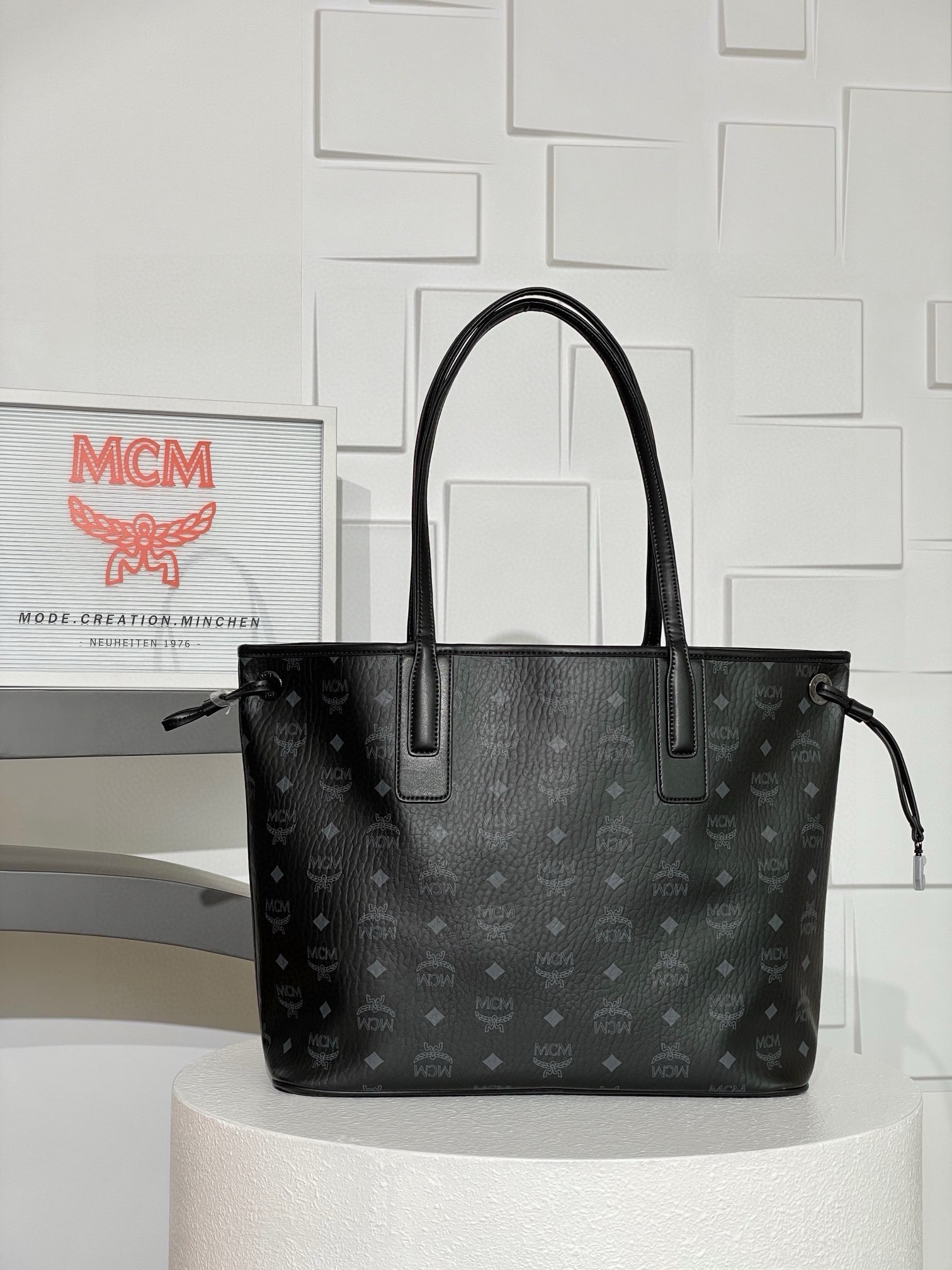 𝗠𝗖𝗠 𝗟𝗶𝘇 𝗩𝗶𝘀𝗲𝘁𝗼𝘀🆕新版
中號#雙面購物袋子母包👜

·Cp獨家®️黑老花滿印
兩種經典外觀被融合在一款日常單品中。這款中號Liz購物袋由Visetos及Nappa皮革製成，可雙面使用，翻轉出的內里展現Cubic 經典花紋圖樣。此外，輕巧的外型可通過皮革抽繩進行擴展收縮。隨附的可拆卸拉鍊手拿包豐富了這款購物袋的功能性，也可取下在短途旅行時單獨作為錢包使用。
