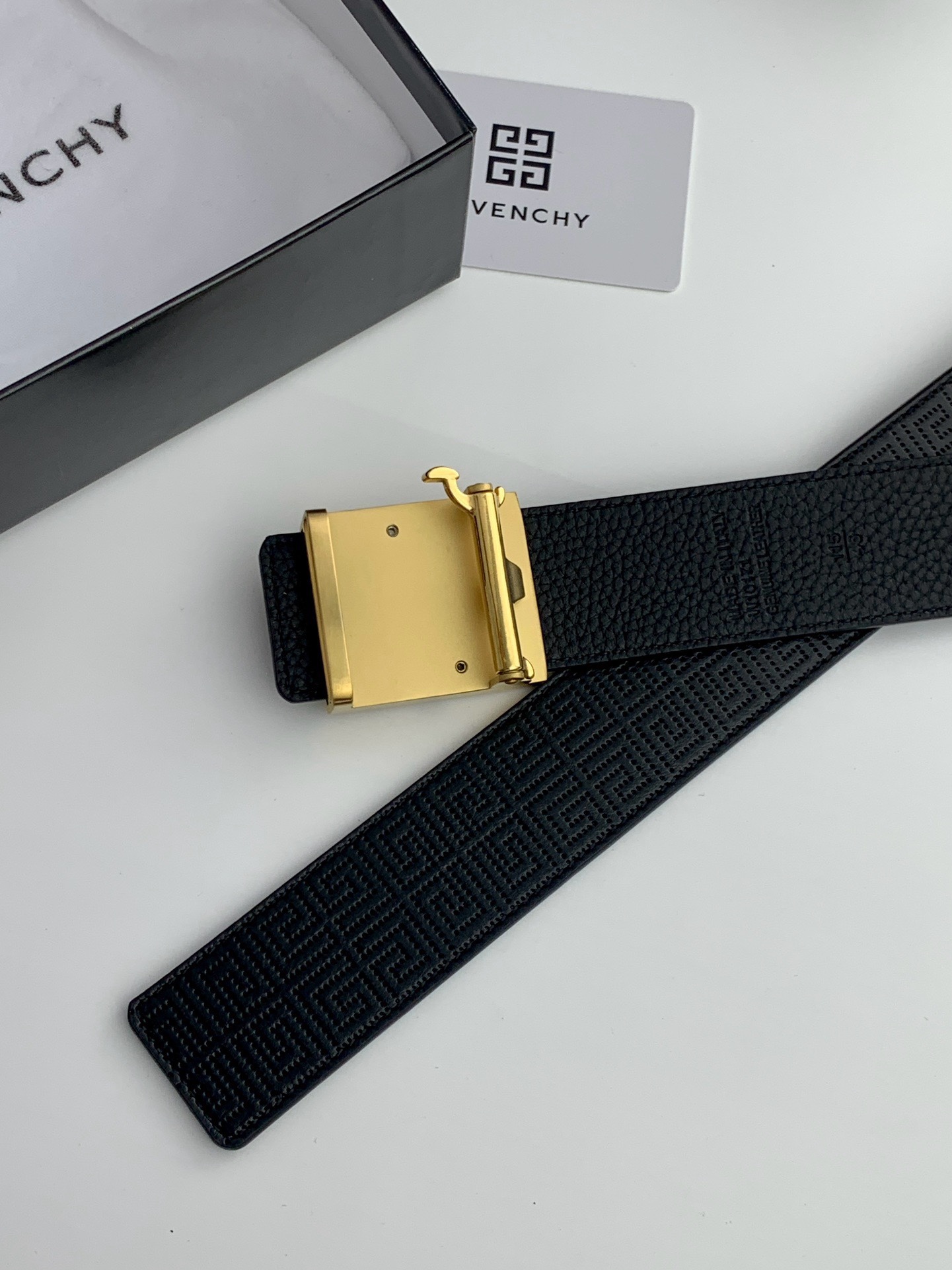 【紀梵希】新款男士 頭層小牛皮黑色壓花腰帶，內襯荔枝紋底，寬38毫米.搭配不鏽鋼經典4G自動扣.商務服裝造型的完美搭配。永恆經典！