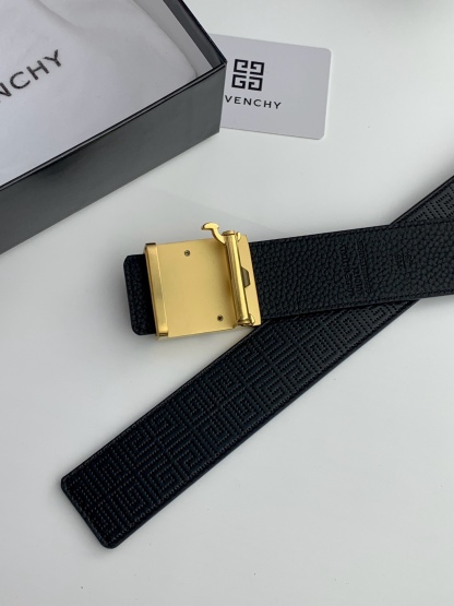 【紀梵希】新款男士 頭層小牛皮黑色壓花腰帶，內襯荔枝紋底，寬38毫米.搭配不鏽鋼經典4G自動扣.商務服裝造型的完美搭配。永恆經典！