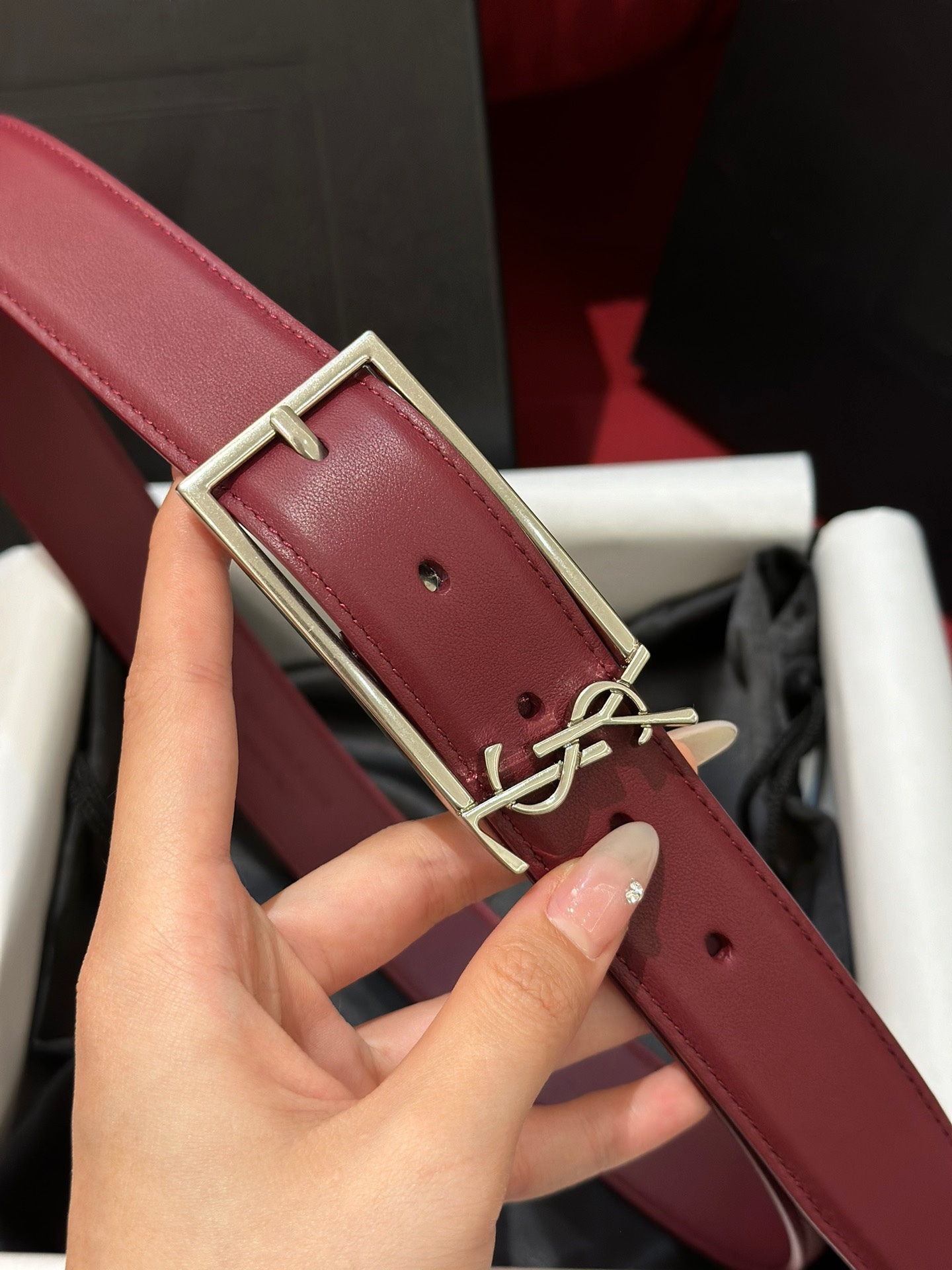 新款聖羅蘭 YSL
這款女款腰帶復古精工金屬扣將復古風與現代時尚相融合，呈現的恰到好處，時尚標配青睞有加，每針每一線都非常精緻，雙面頂級牛皮材質，搭配頂級黃銅針扣寬度3.0