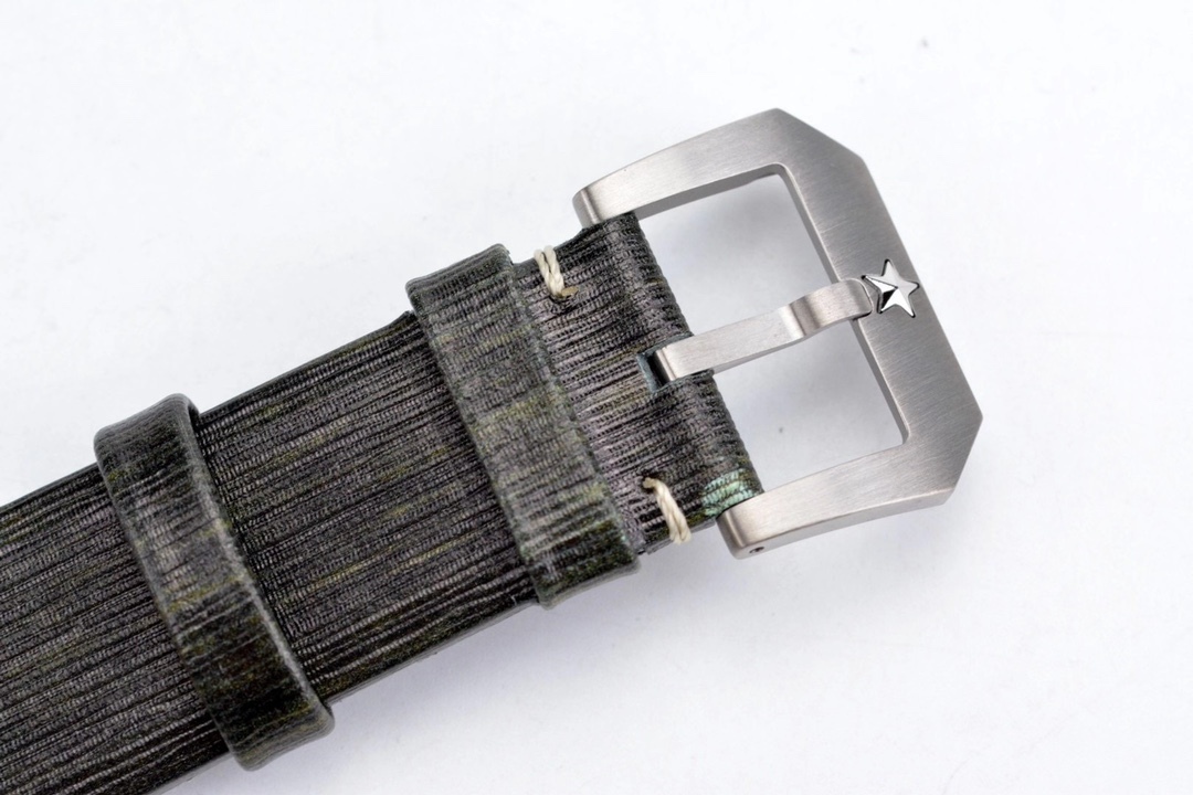 XF 真力時新品爆款：
卡其綠“青銅大飛”
1，全新殼套，升級進口材料，不，並且用特殊工藝處理不會再出現髒斑比復古感十足。
2，全新貼近軍事風格的粒面“卡其綠”錶盤。
3，具有真力時標誌性設計的“洋蔥大把頭”
青銅材質，歲月變遷，賦予你獨特的個性。