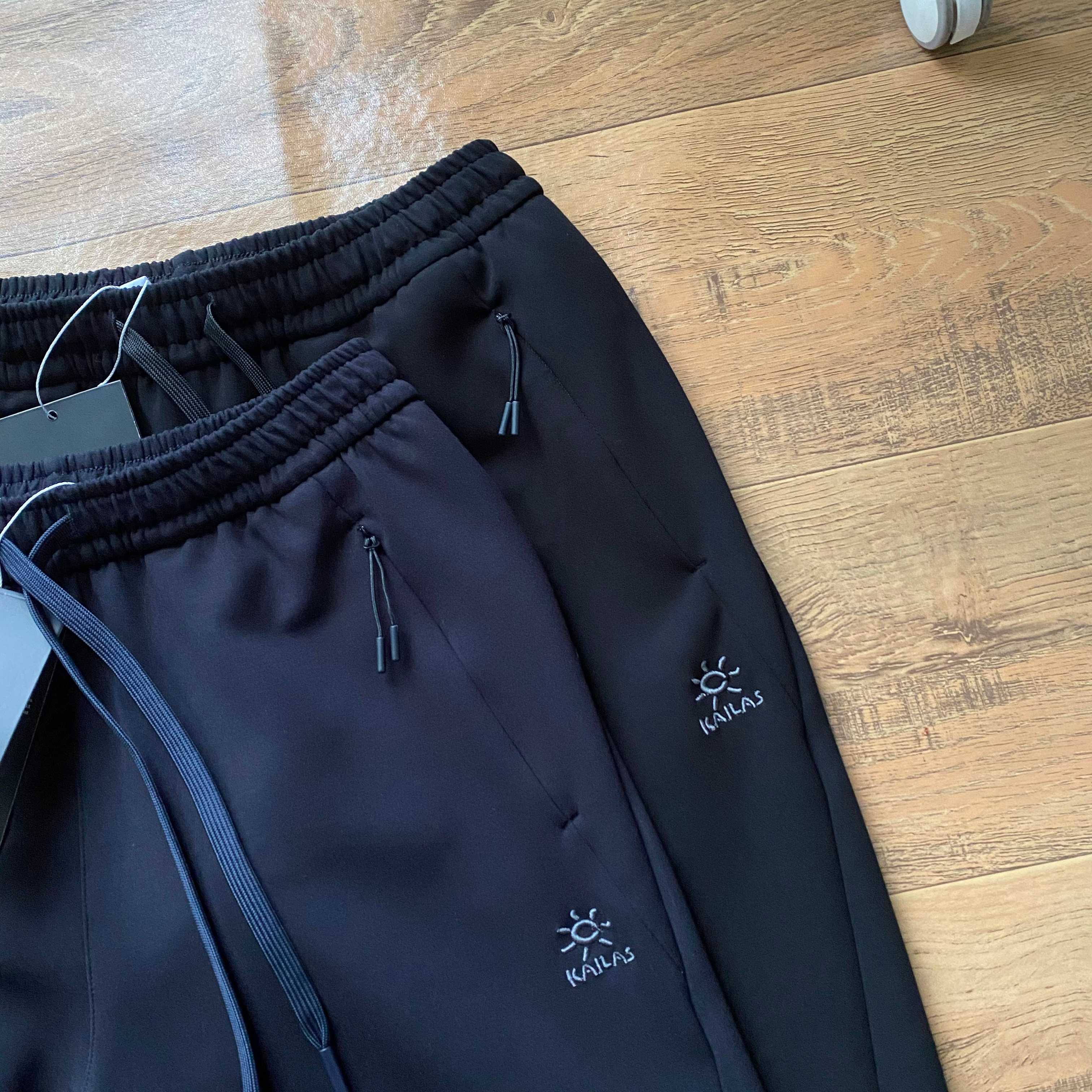 凱樂石Kaillas春秋季新款男士休閒運動長褲！經典時尚款，客供純棉針織空氣層面料，柔軟舒適！小標logo刺繡，精緻飽滿，兩側拉鍊口袋，套結加固，腰部鬆緊抽繩，做工細節都非常不錯，上身效果一級棒，喜歡的兄弟不要錯過！