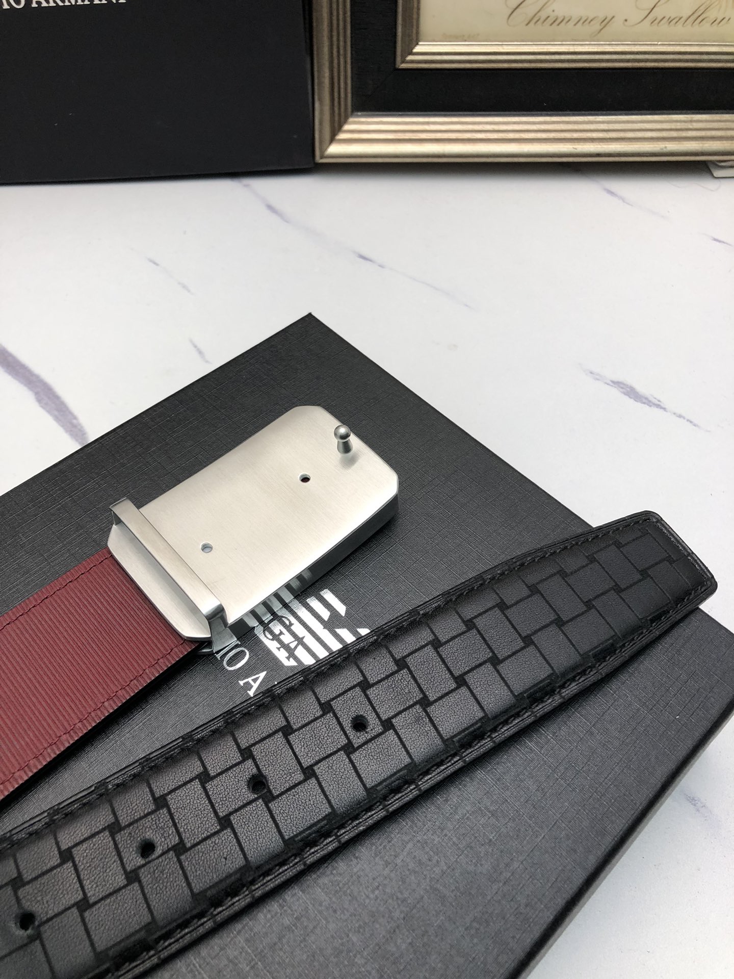 阿曼妮：原單頭層小牛皮燙印花紋，內襯頭層牛皮底，營造織紋外觀。飾以標誌原單扣。專櫃寬度4.0