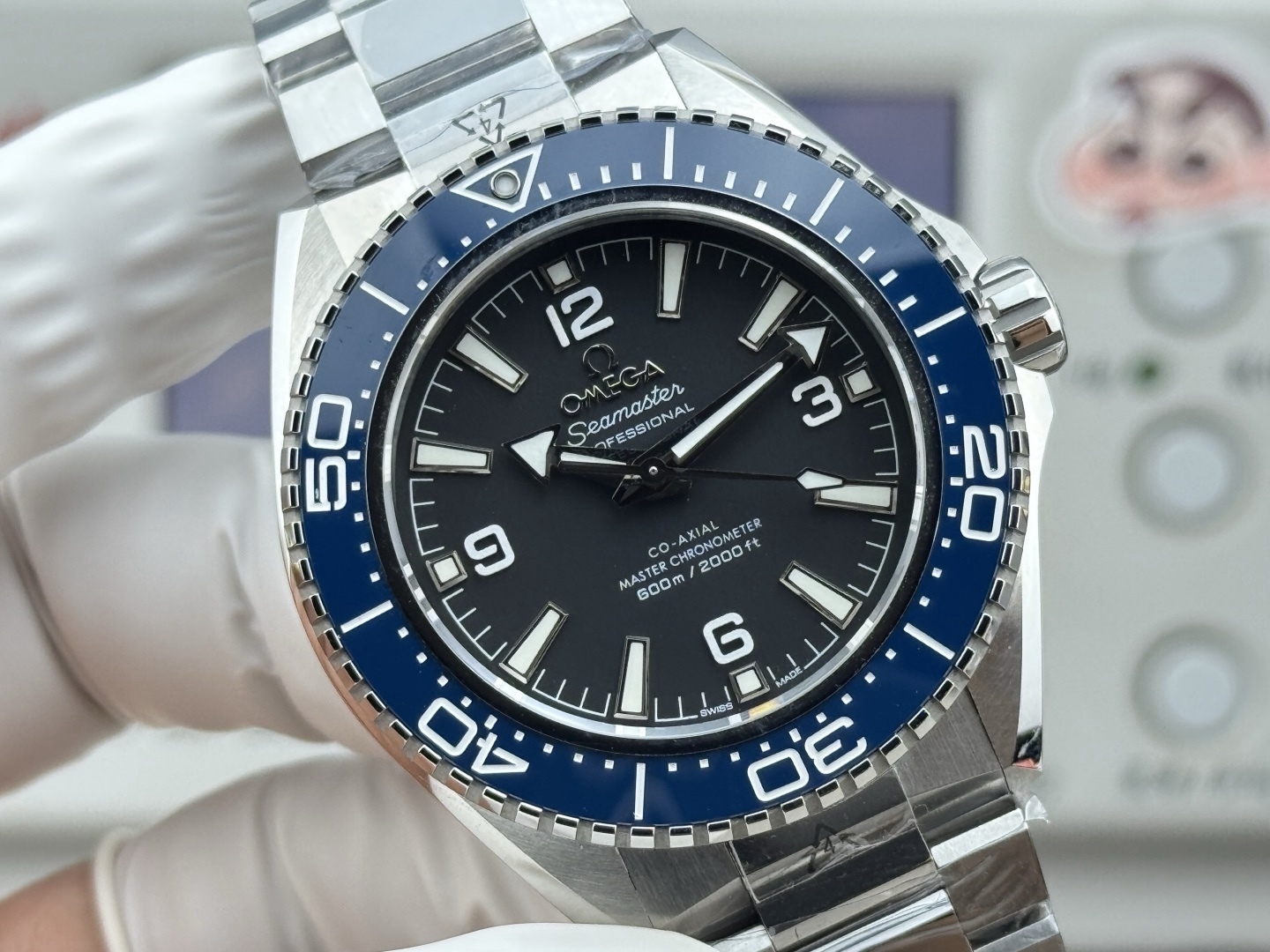 VS+ 歐米茄-全新海馬600米！
海洋宇宙腕表問世二十週年推出的全新第四代海馬系列海洋宇宙腕表🌊
全新腕表傳承了海洋宇宙表款的經典設計元素，並通過更纖薄的輪廓和更銳利的線條，為腕表注入更具現代感的風格。腕表表殼尺寸為42毫米，涵蓋橙、藍、黑三種不同顏色的表圈。