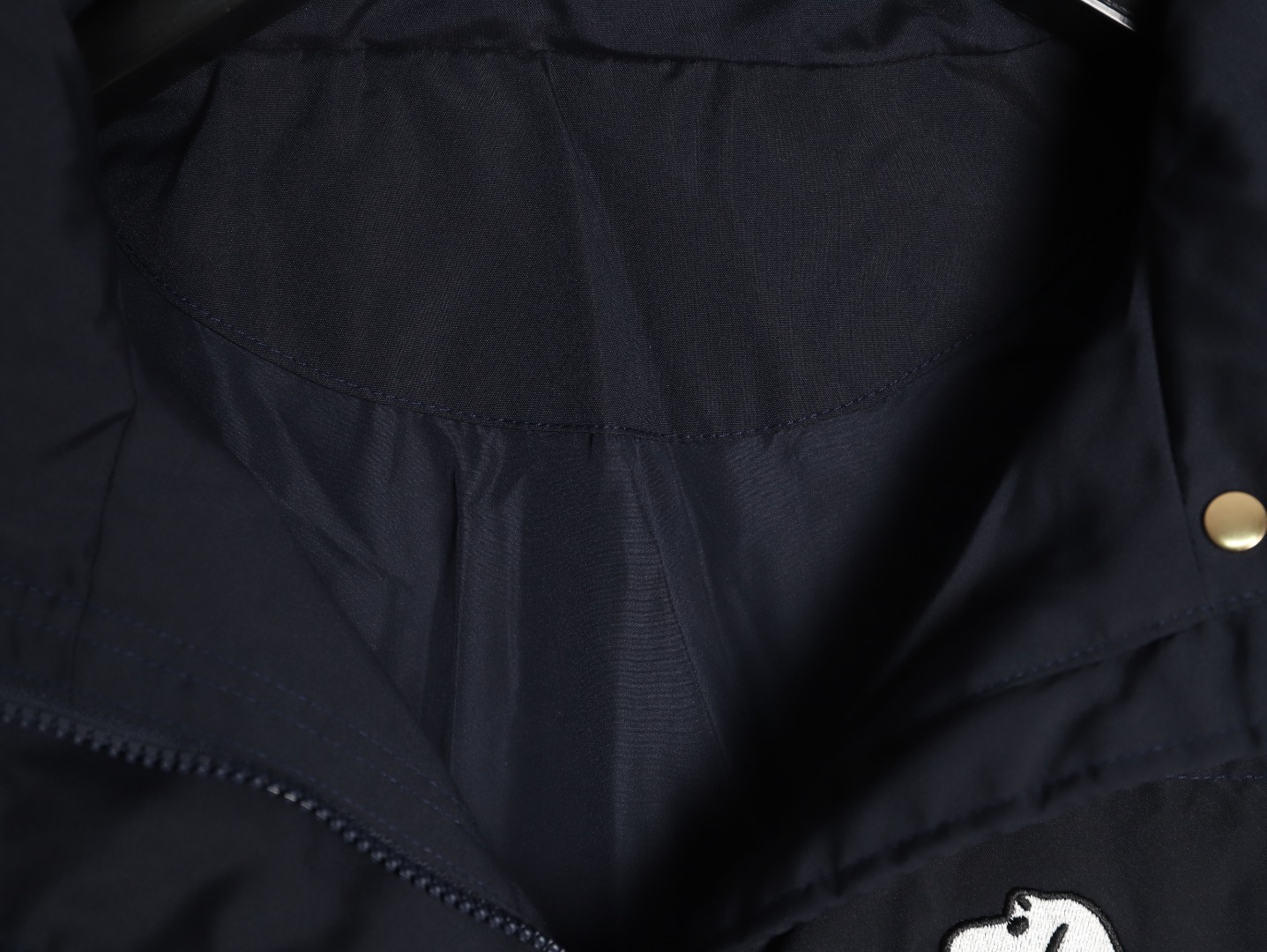 THOM BROWNE/湯姆布朗TB 四槓小狗長款羽絨服
採用進口90鴨絨填充 內外里加雙層內膽不會跑毛 高密度防風抗寒功能性面料 手感柔軟舒適  工藝更是精湛 嚴防鑽絨 採用國際先進的真空充絨技術 增加空氣隔層 不損傷羽線 能保持羽原有的柔軟性、彈性及手感 將羽絨的保暖性發揮到最佳！
N Size：S-M