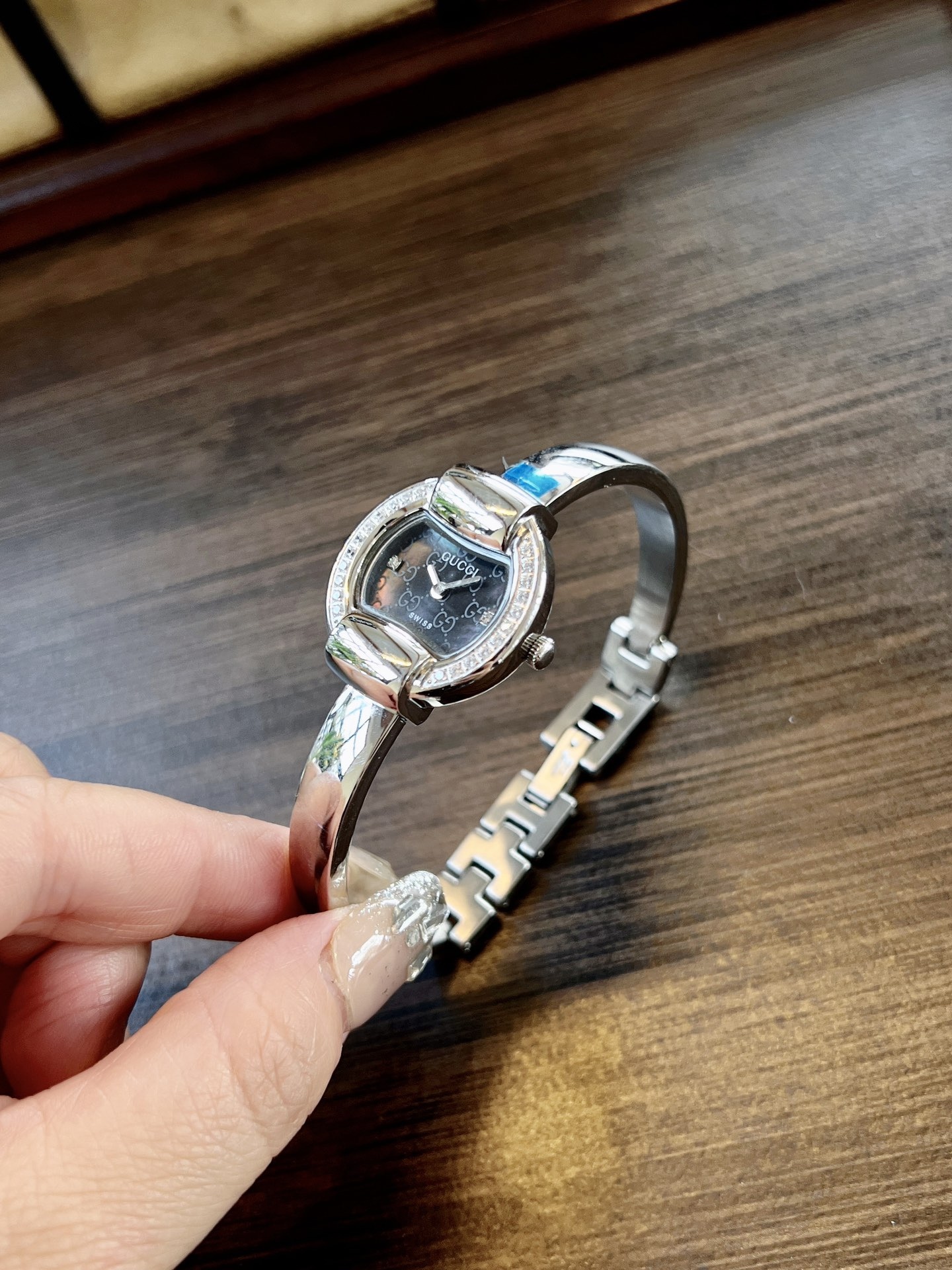 古馳
Gucci 瑞士日內瓦最新限量款升級版到貨（後蓋全新加重處理，重做原裝對版鑲鑽字面。字面鑲嵌八箭八星兩個閃亮的鋯鑽石💎，細節誠意滿滿💎區別以往老舊版本，歡迎品鑒👏👏），表徑25mm，厚度7.5mm，藍寶石玻璃，表面把頭都有經典雙G logo設計元素，非常經典，適合小手腕佩戴，小巧玲瓏，溫婉細膩