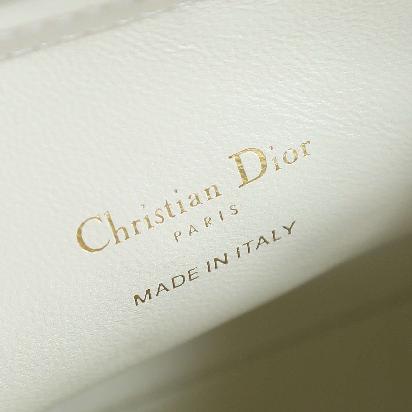 原廠級 白色鏈條手袋
這款 Dior Jolie Top Handle 迷你鏈條手袋是二零二六早春成衣系列新品，呈現出優雅精緻的設計。採用黑色羊皮革精心製作，飾以藤格紋，翻蓋點綴以金色飾面金屬 CD 標誌和白色樹脂珠飾。內設一個隔層，可收納各種日常用品。搭配雙頂部手柄和可調節、可拆卸 CD 鏈條肩帶，肩帶由皮革帶和 CD 鏈環組成，飾以白色樹脂珠飾，可舒適手提、肩背或斜挎，可與日常或晚裝造型搭配。
