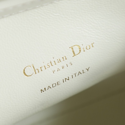 原廠級 白色鏈條手袋
這款 Dior Jolie Top Handle 迷你鏈條手袋是二零二六早春成衣系列新品，呈現出優雅精緻的設計。採用黑色羊皮革精心製作，飾以藤格紋，翻蓋點綴以金色飾面金屬 CD 標誌和白色樹脂珠飾。內設一個隔層，可收納各種日常用品。搭配雙頂部手柄和可調節、可拆卸 CD 鏈條肩帶，肩帶由皮革帶和 CD 鏈環組成，飾以白色樹脂珠飾，可舒適手提、肩背或斜挎，可與日常或晚裝造型搭配。
