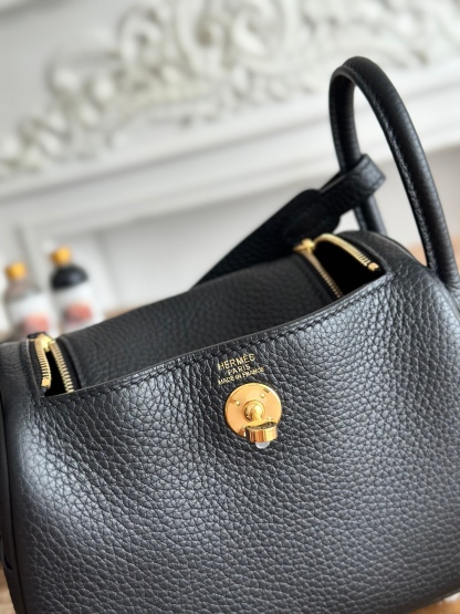 琳迪lindy 19cm	
Tc皮 蜜蠟線半手工縫製
lindy19保留了琳迪包所有細節的完整設計，側口袋、拉鍊等全部都是經典的設計√
這只小可愛暴擊了多少人的少女心