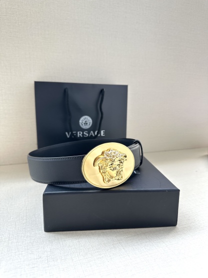 寬度：4.0cm （範思哲） 此款橢圓五金配件、腰帶飾有標誌性的Versace美杜莎頭像扣，彰顯品牌格調。是一款精美的衣櫥必備單品。