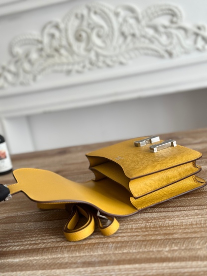 康康  空姐包  
constance  19cm  
epsom掌紋小牛皮  半收工  蠟線縫製